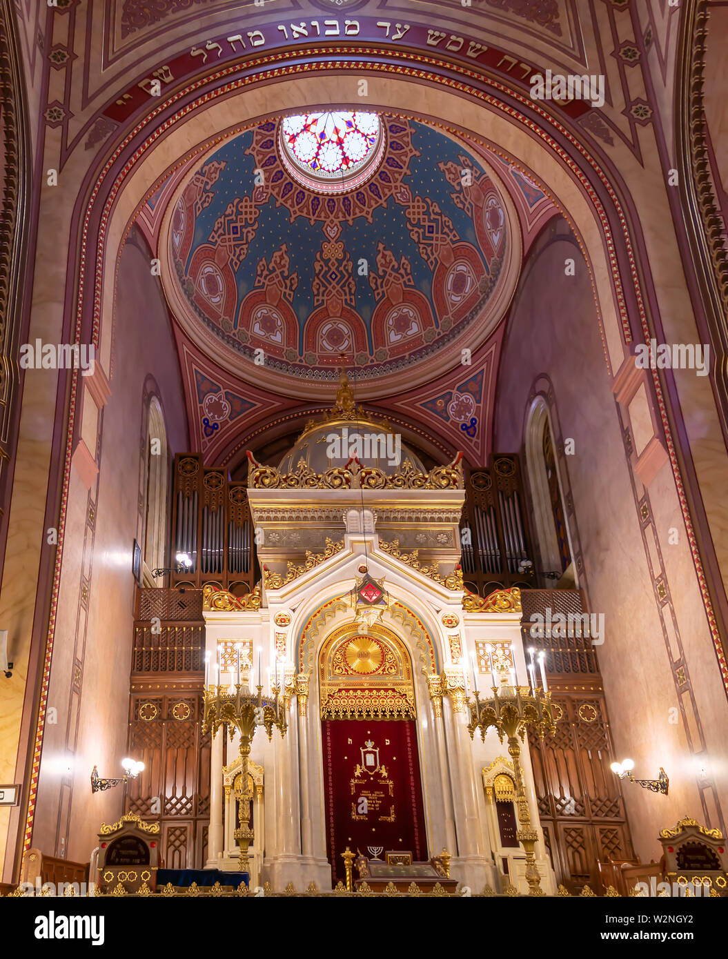 Budapest, Ungarn - 27. Mai 2019: Innenraum der Synagoge (tabakgasse Synagoge) in Budapest, Ungarn. Es ist die größte Synagoge in Europa Stockfoto