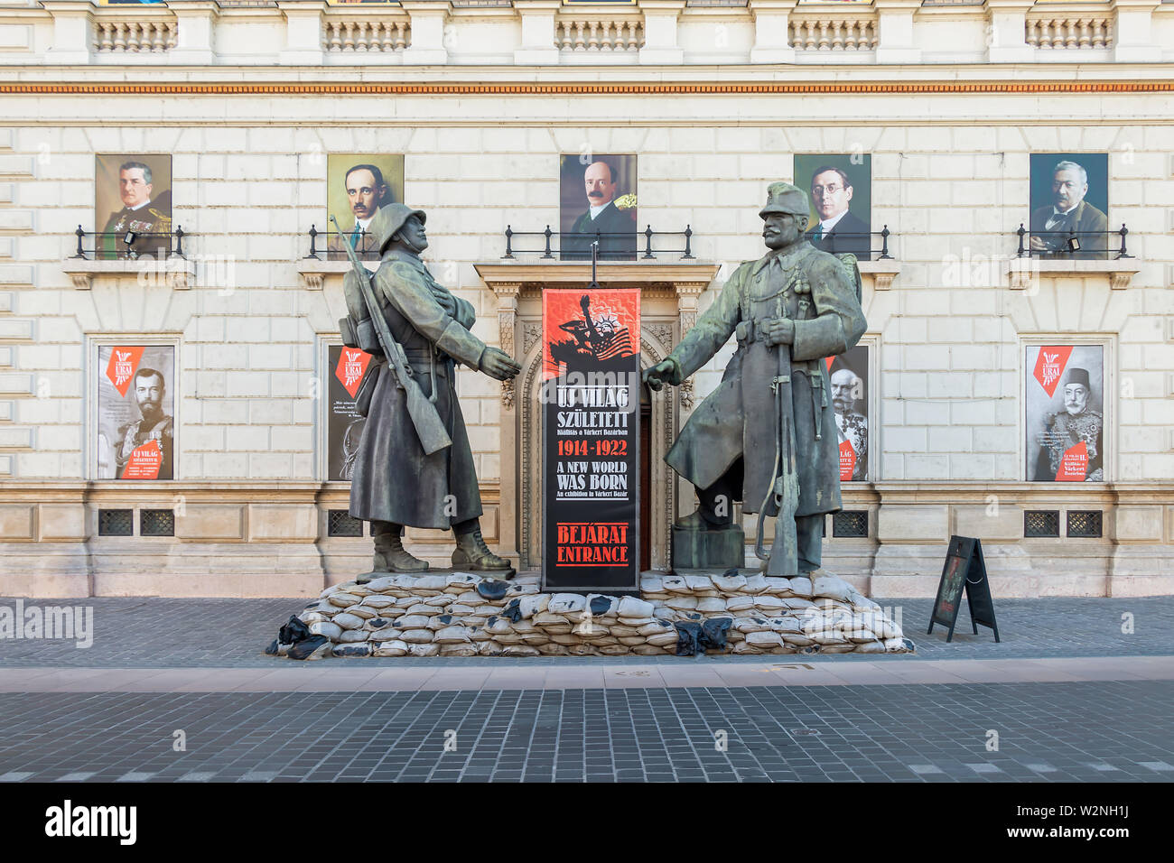Budapest, Ungarn - 25. Mai 2019: Das Museum für Militärische Geschichte und einige der Statuen um das Gebäude herum. In einer ehemaligen städtischen Armee Barr Stockfoto