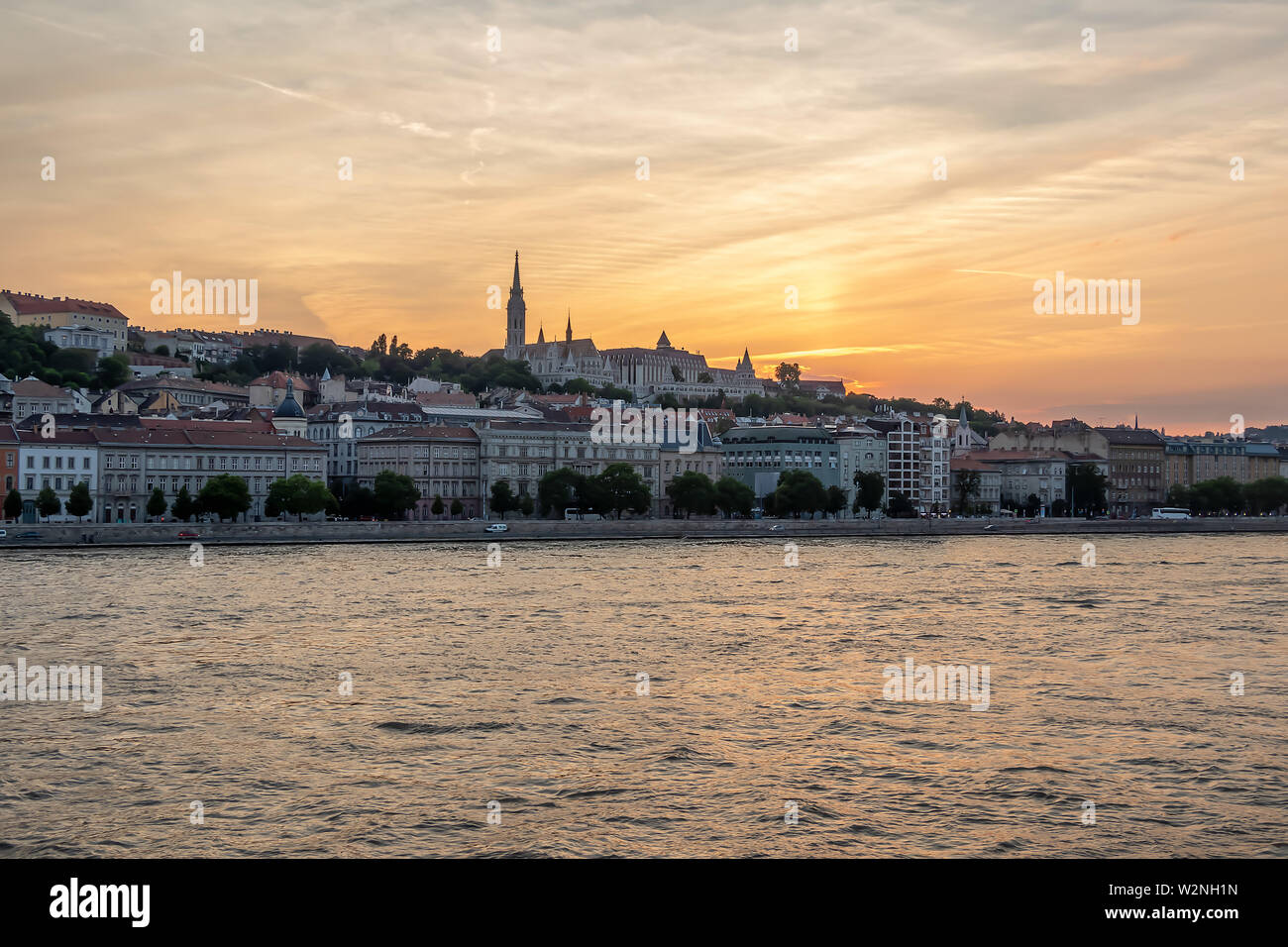 Blick auf Budapest Sonnenuntergang von der berühmten Kettenbrücke, Ungarn Stockfoto