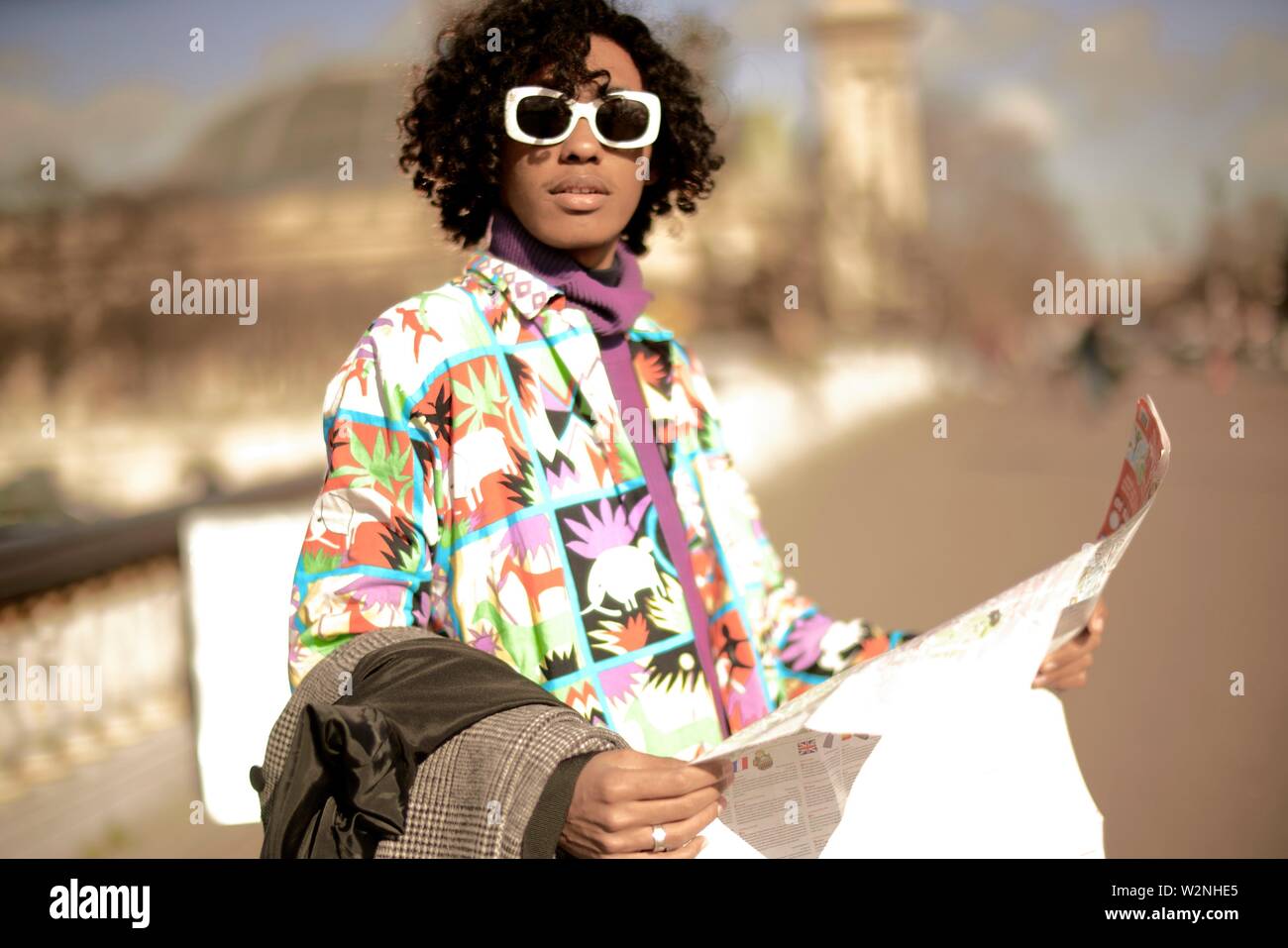 Junge Mode Modell Mann mit Stadtplan, in Paris, Frankreich Stockfoto
