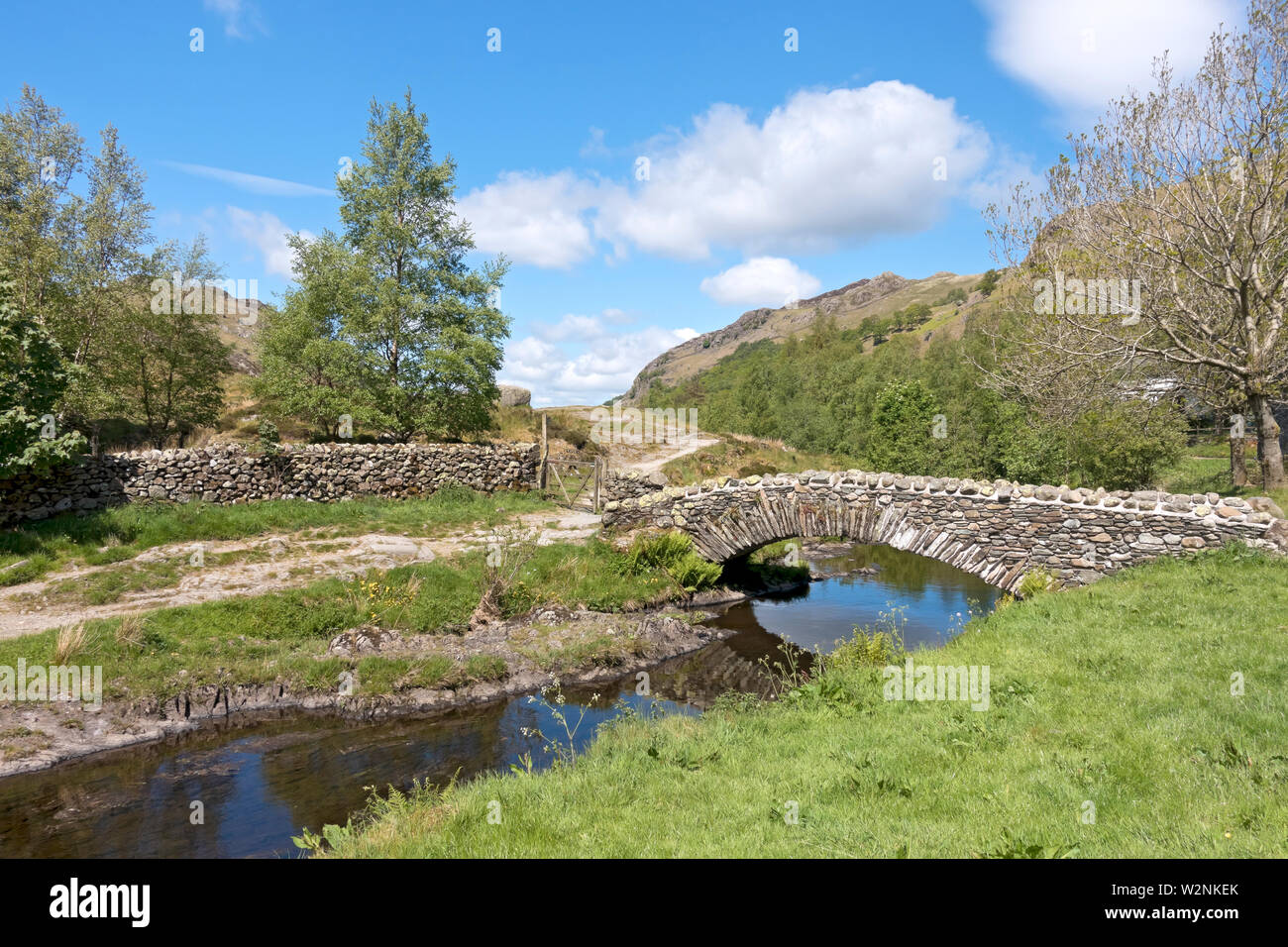 Steinbrücke über Watendlath Beck im Sommer Lake District National Park Cumbria England Vereinigtes Königreich GB Großbritannien Stockfoto