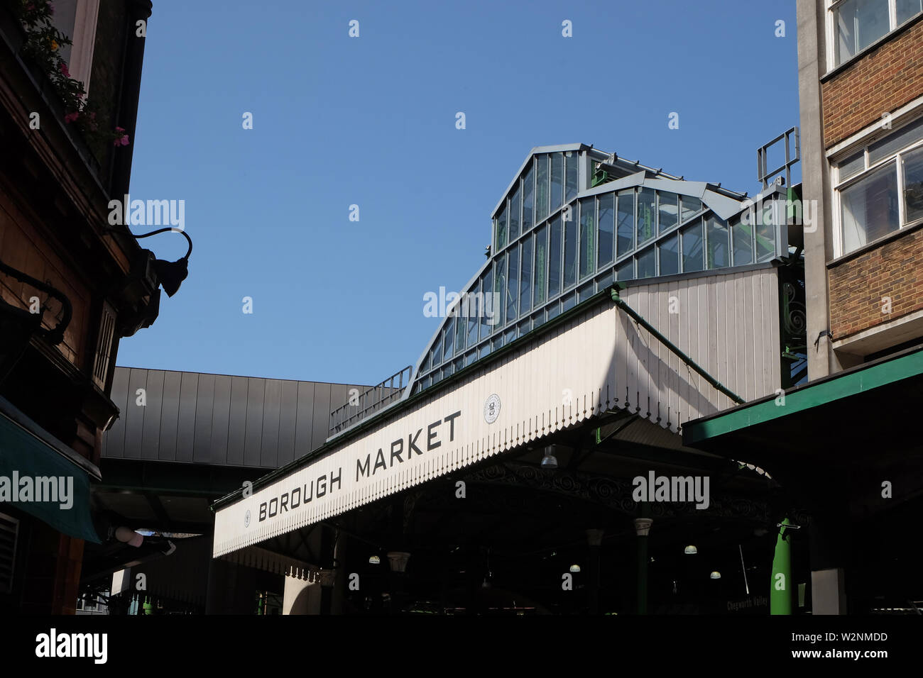 London, Vereinigtes Königreich: 1. Juli 2019 - Borough Market in der London Bridge ist eines von Londons ältesten Märkte und hat eine trendige foodie dest geworden Stockfoto