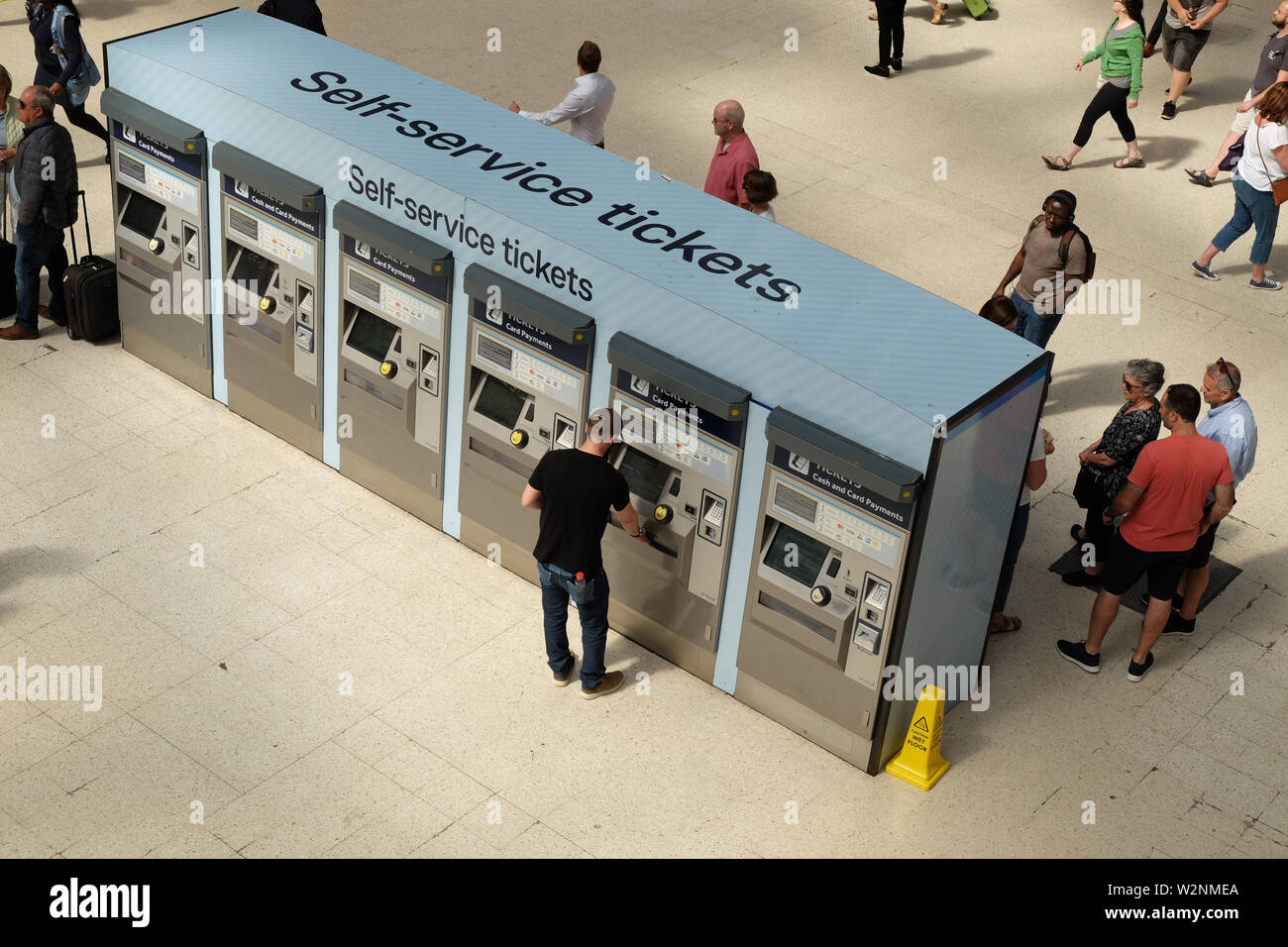 London, Vereinigtes Königreich: 1. Juli 2019 - Pkw Kauf von Karten am Bahnhof mit Self Service automaten Stockfoto