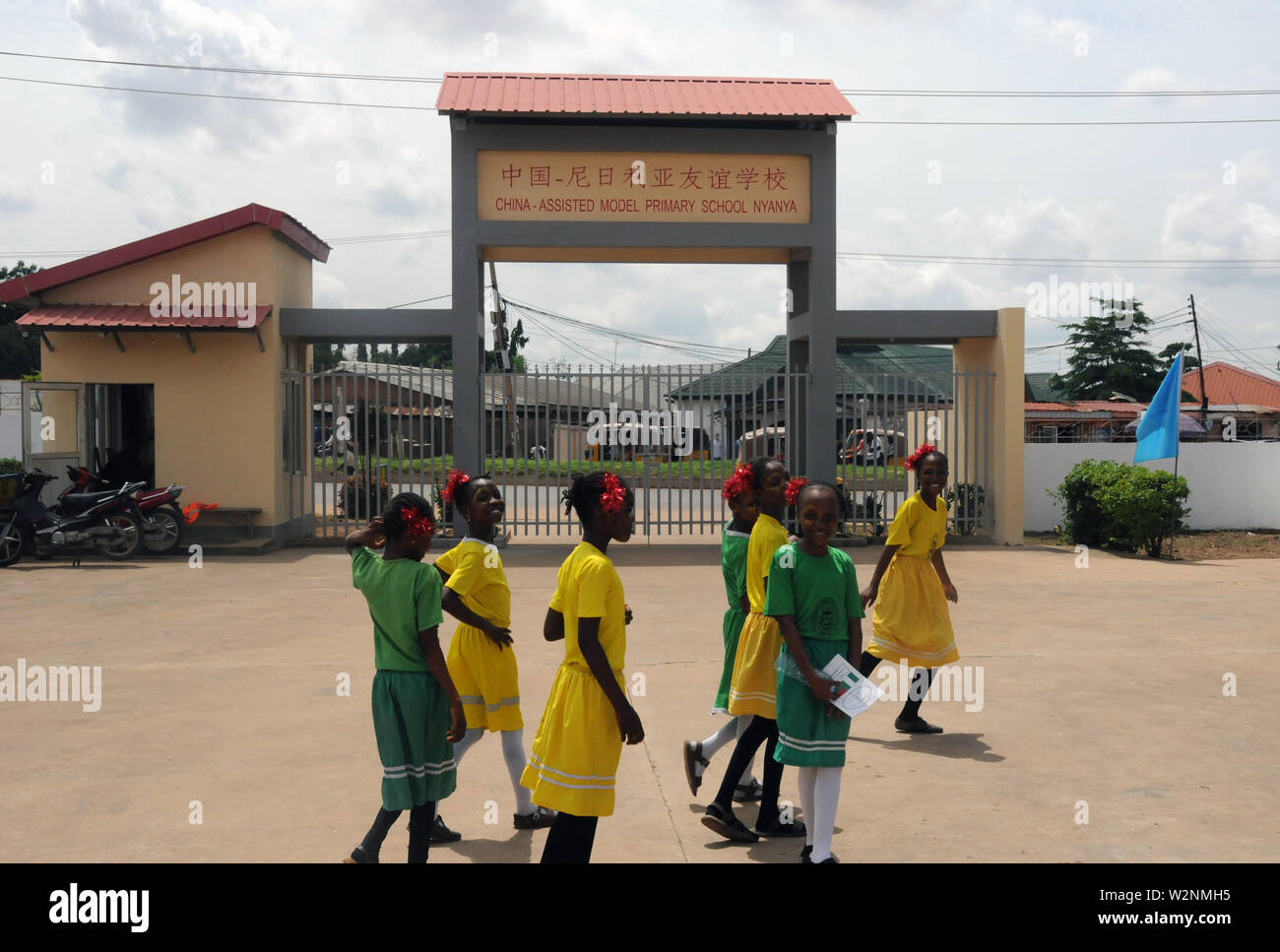 Peking, Nigeria. 6. Juli, 2018. Studenten vorbei an den Eingang zu einem China-unterstützte Modell der Grundschule in Abuja, Nigeria, 6. Juli 2018. Credit: Zhang Baoping/Xinhua/Alamy leben Nachrichten Stockfoto