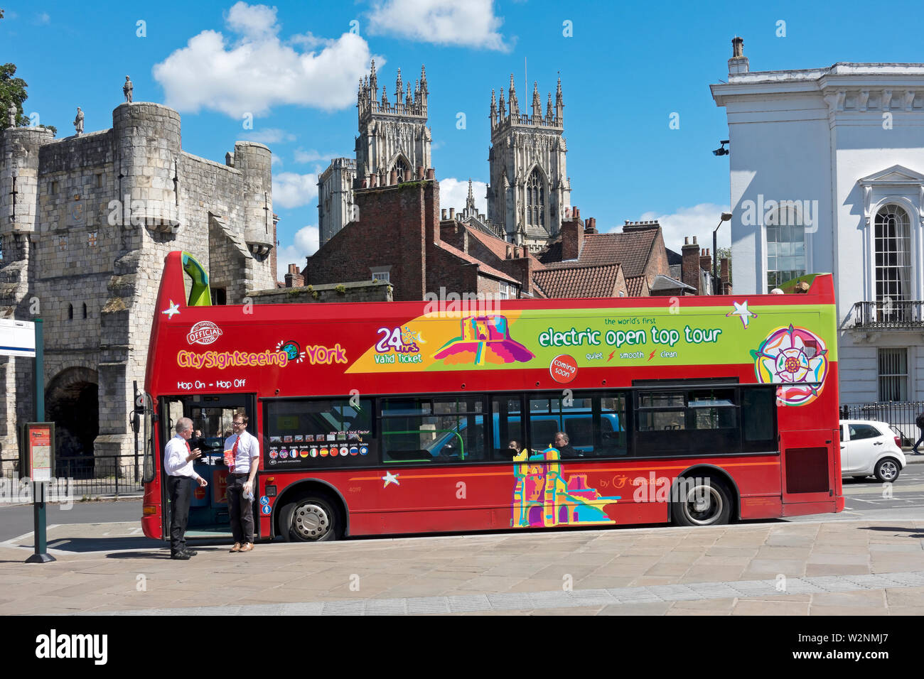Electric zero emissions open top City Sightseeing Red Tour Bus im Sommer Exhibition Square York North Yorkshire England UK Vereinigtes Königreich Großbritannien Stockfoto