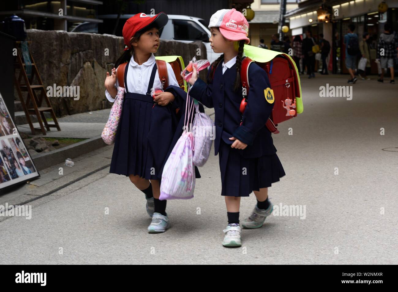 Japanische Schule Mädchen auf der Insel Miyajima, Japan, Asien. Stockfoto