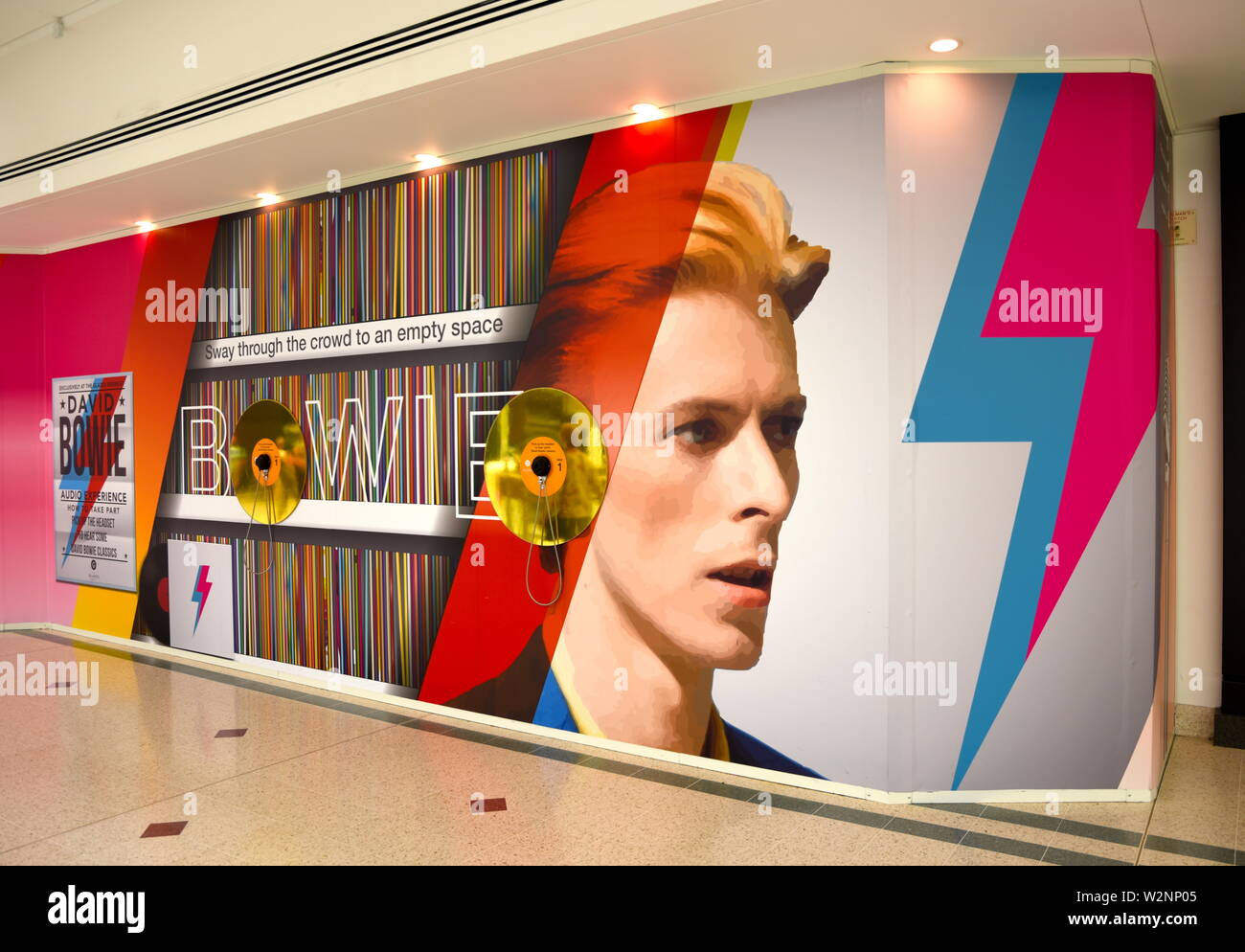 Eine audio-visuelle Anzeige feiern die Musik der berühmten Bromley Sohn den Rockstar und Künstler David Bowie, in den Lichtungen Einkaufszentrum in Bromley. Stockfoto