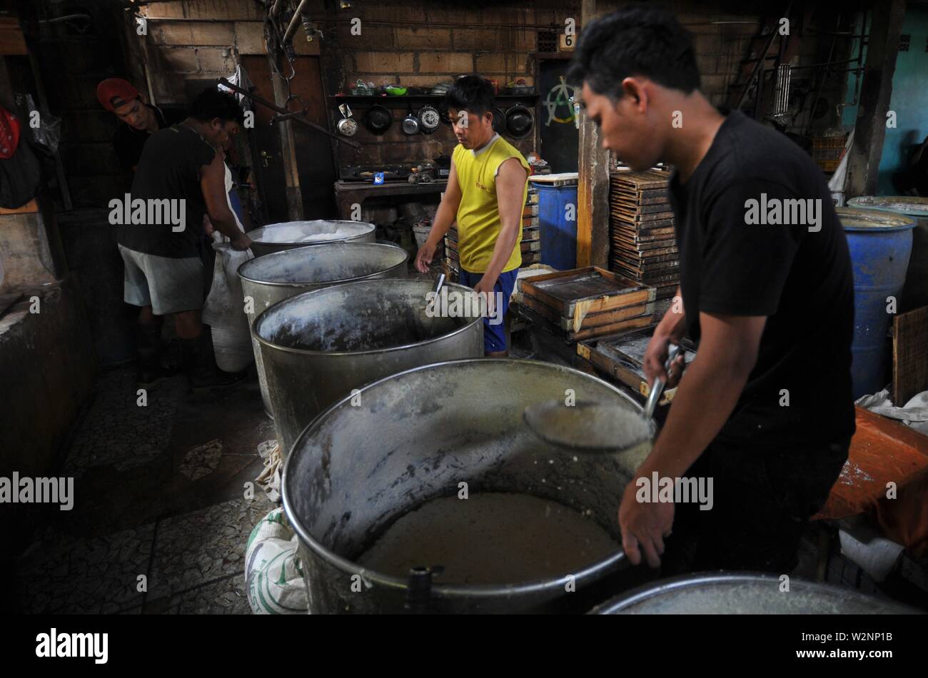 Tangerang, Indonesien. 10. Juli 2019. Indonesische Arbeiter filter bean Bodensatz an einem kleinen Tofu Fabrik im Süden der Provinz Banten, Tangerang, Indonesien, 10. Juli 2019. Credit: Zulkarnain/Xinhua/Alamy leben Nachrichten Stockfoto