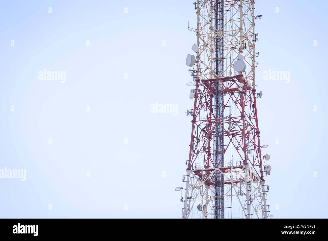 Metall communications Turm mit verschiedenen Kommunikations-Geräte und Antennen für Radio und 5 G Stockfoto