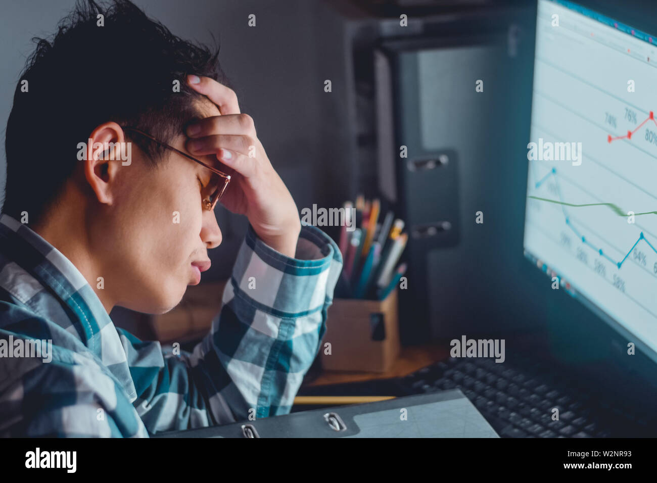 Müdigkeit Mann mit Kopfschmerzen in Büro, während Sie Computer total erschöpft spät in der Nacht. Stockfoto