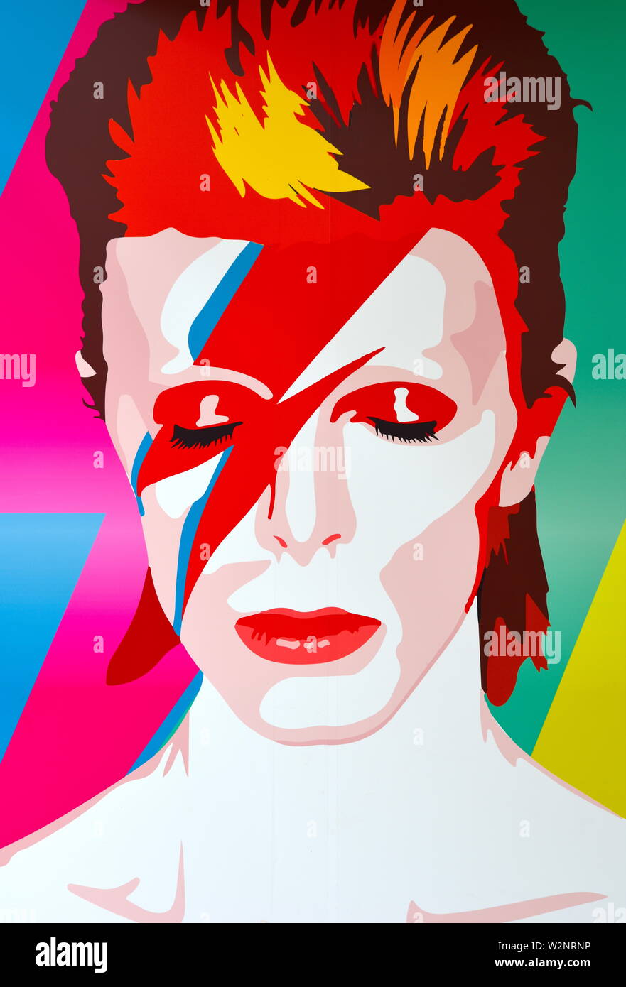 Eine audio-visuelle Anzeige feiern die Musik der berühmten Bromley Sohn den Rockstar und Künstler David Bowie, in den Lichtungen Einkaufszentrum in Bromley. Stockfoto