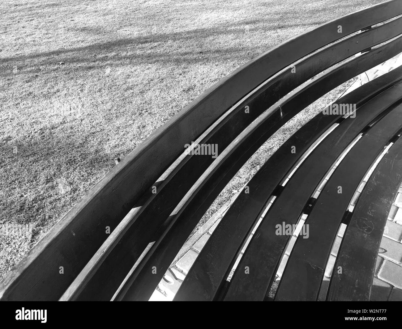 Muster der geometrischen Formen auf einer Straße Werkbank aus Holz auf dem Rasen Schwarz und Weiß Stockfoto
