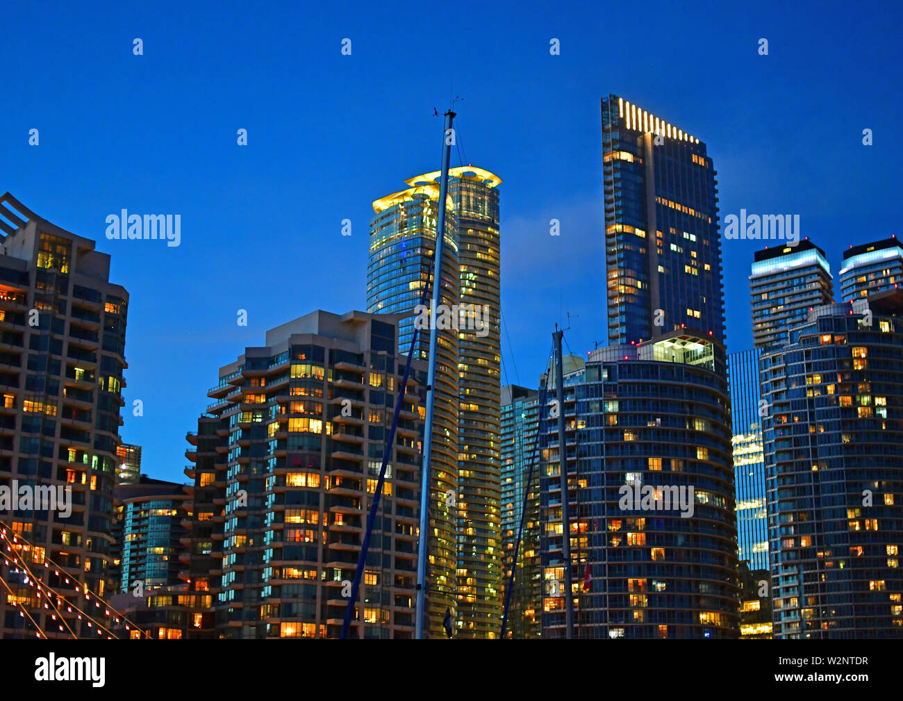 Blick auf die Skyline von Toronto von der Waterfront in der Dämmerung Stockfoto