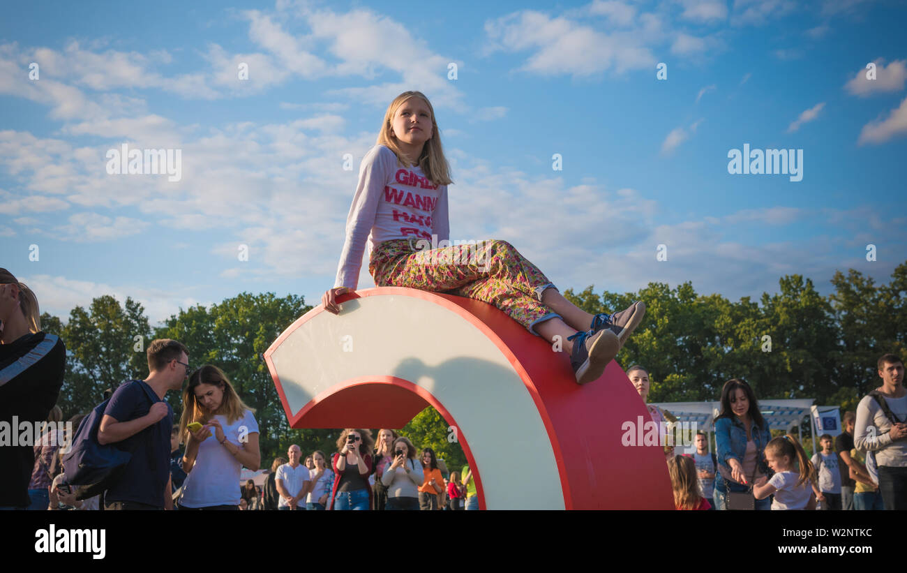 Kiew, Ukraine - 07.09.2019: Atlas Wochenende Musik Festival im Freien, erster Tag. Lettle Mädchen haben Spaß auf dem Festival und tanzen in den offenen Himmel. Stockfoto