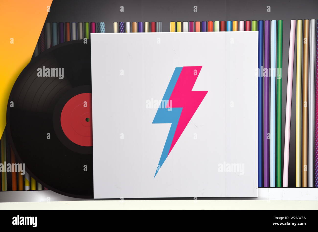 Eine audio-visuelle Anzeige feiern die Musik der berühmten Bromley Sohn den Rockstar und Künstler David Bowie, in den Lichtungen Einkaufszentrum in Bromley. Stockfoto