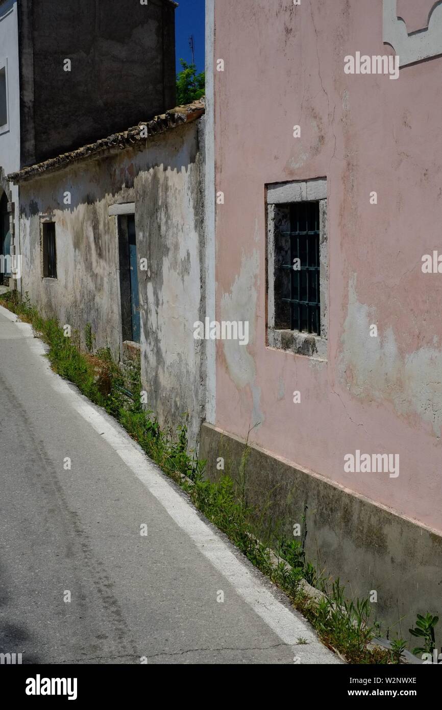 Korfu. Straße und Häuser, die in den Hang Dorf Avliotes. Die Häuser auf der Straße sind sehr einfach. Stockfoto
