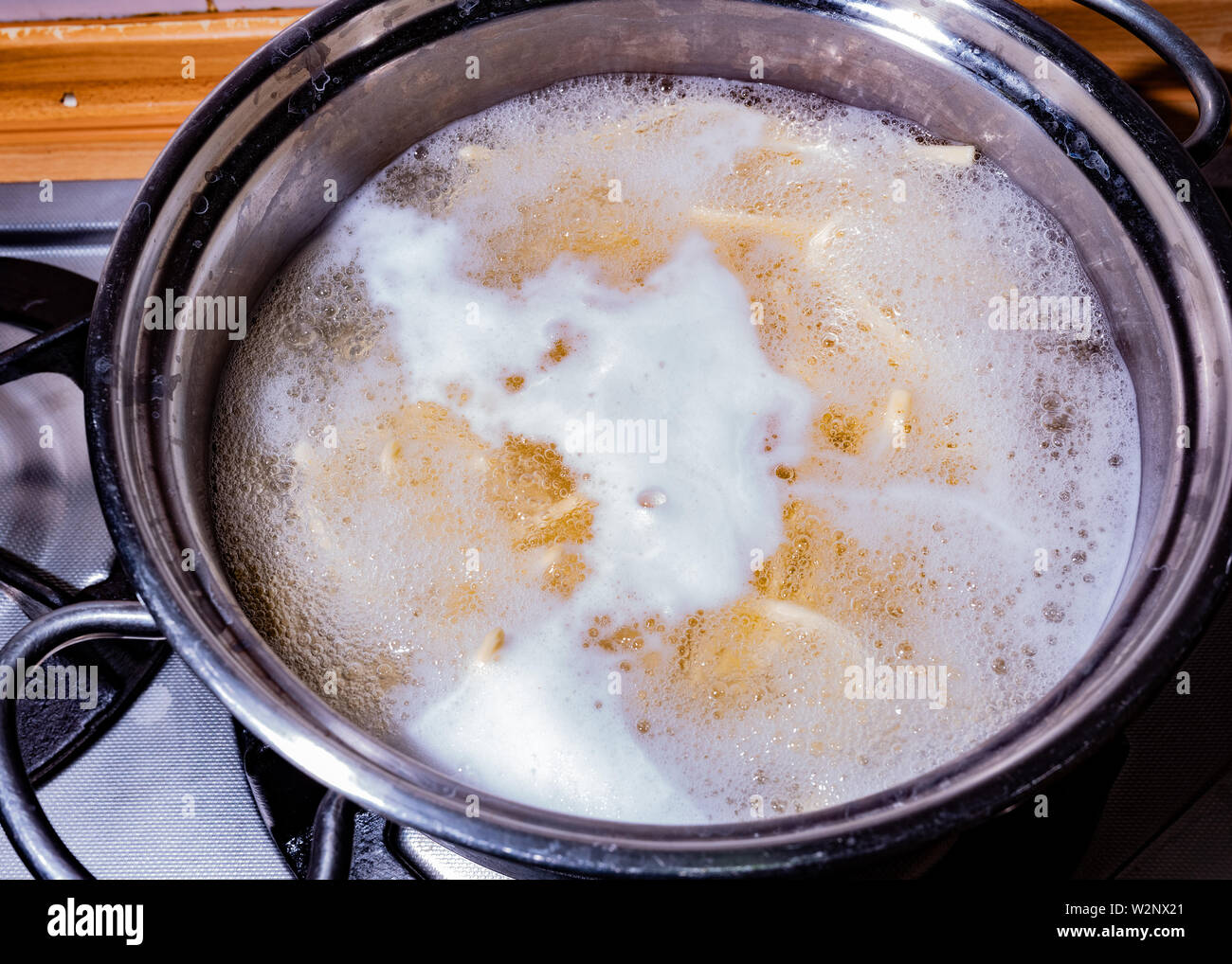 Topf mit Nudeln kochen über dem Feuer Stockfoto