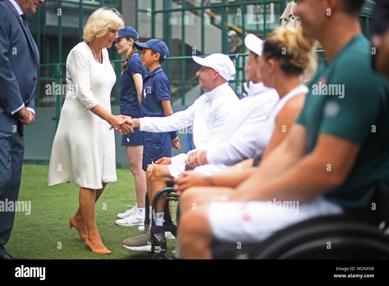 Die Herzogin von Cornwall trifft Rollstuhl tennis player Andy Lapthorne bei einem Besuch der Lawn Tennis Meisterschaften bei den All England Lawn Tennis Club in Wimbledon, London, Rollstuhl Spieler, die Angestellten, die Beamten zu treffen, und die Kugel Jungs und Mädels des Tennis Turnier arbeiten. Stockfoto