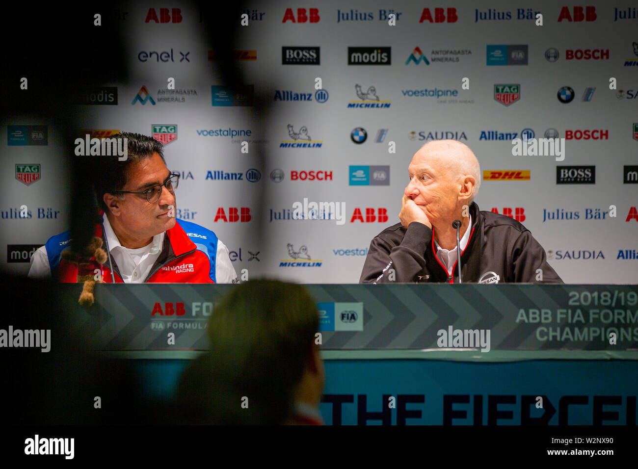 Mahindra Racing Team Manager Dilbagh Gill und Nissan e. dams Team Manager Jean-paul Driot auf einer Pressekonferenz im Vorfeld der ABB FIA Formel E Rennen in Bern. Stockfoto