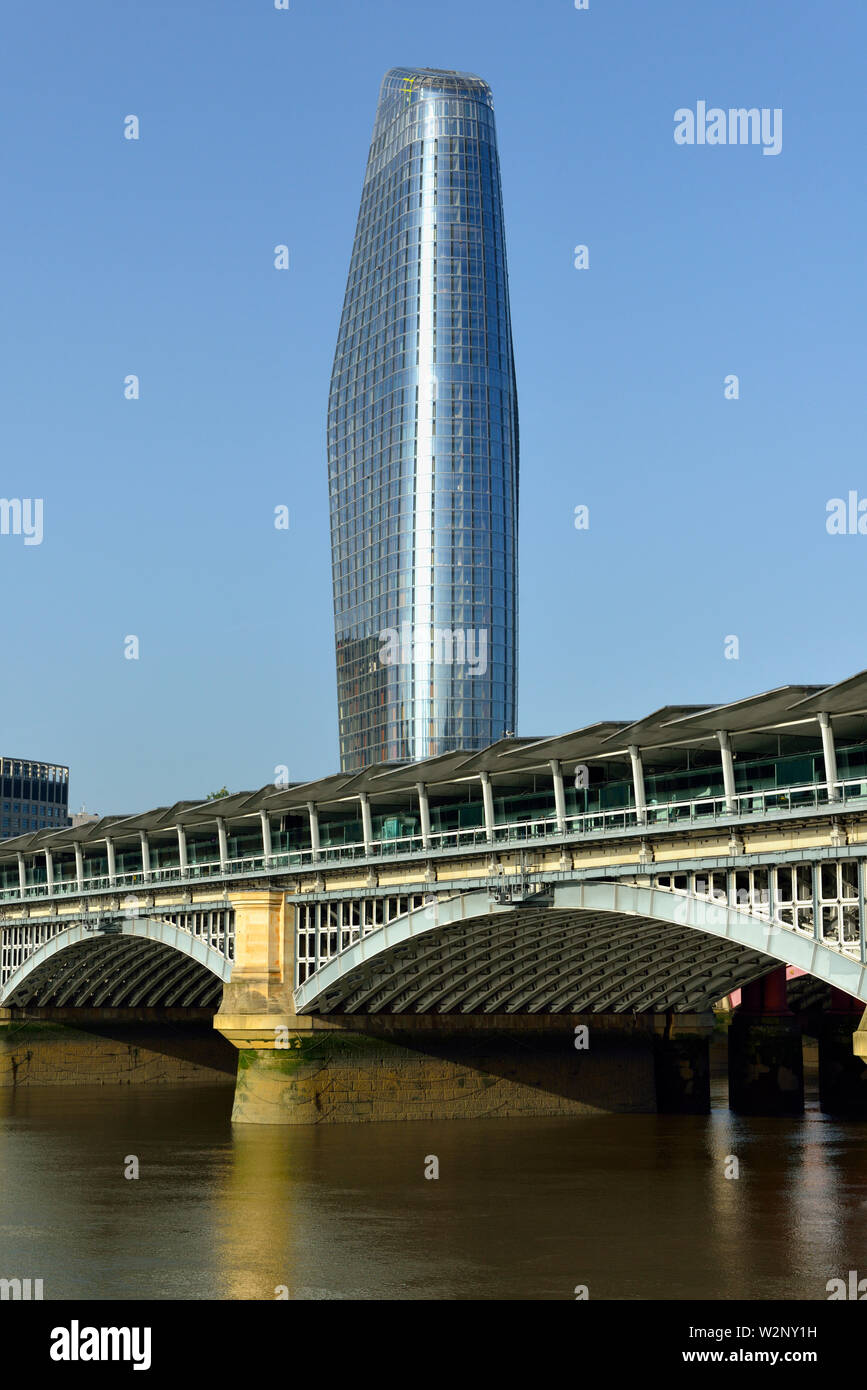 Eine Blackfriars Hotel und Wohnungen, Blackfriars Railway Bridge, London, Vereinigtes Königreich Stockfoto