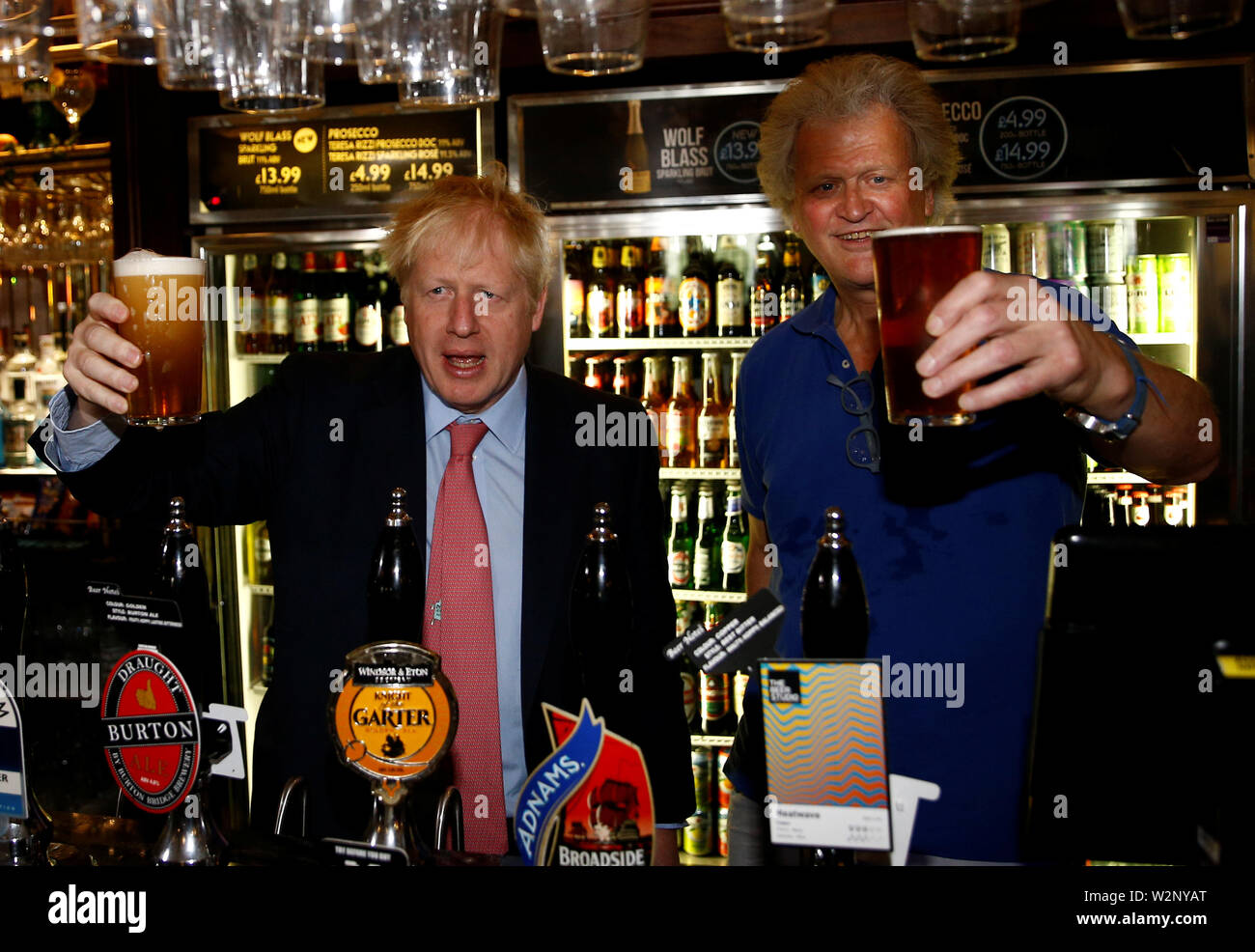 Die Führung der konservativen Partei Kandidat Boris Johnson bei einem Besuch in ein Wetherspoon's Metropolitan Bar in London mit Tim Martin, Vorsitzender des JD Wetherspoon. Stockfoto