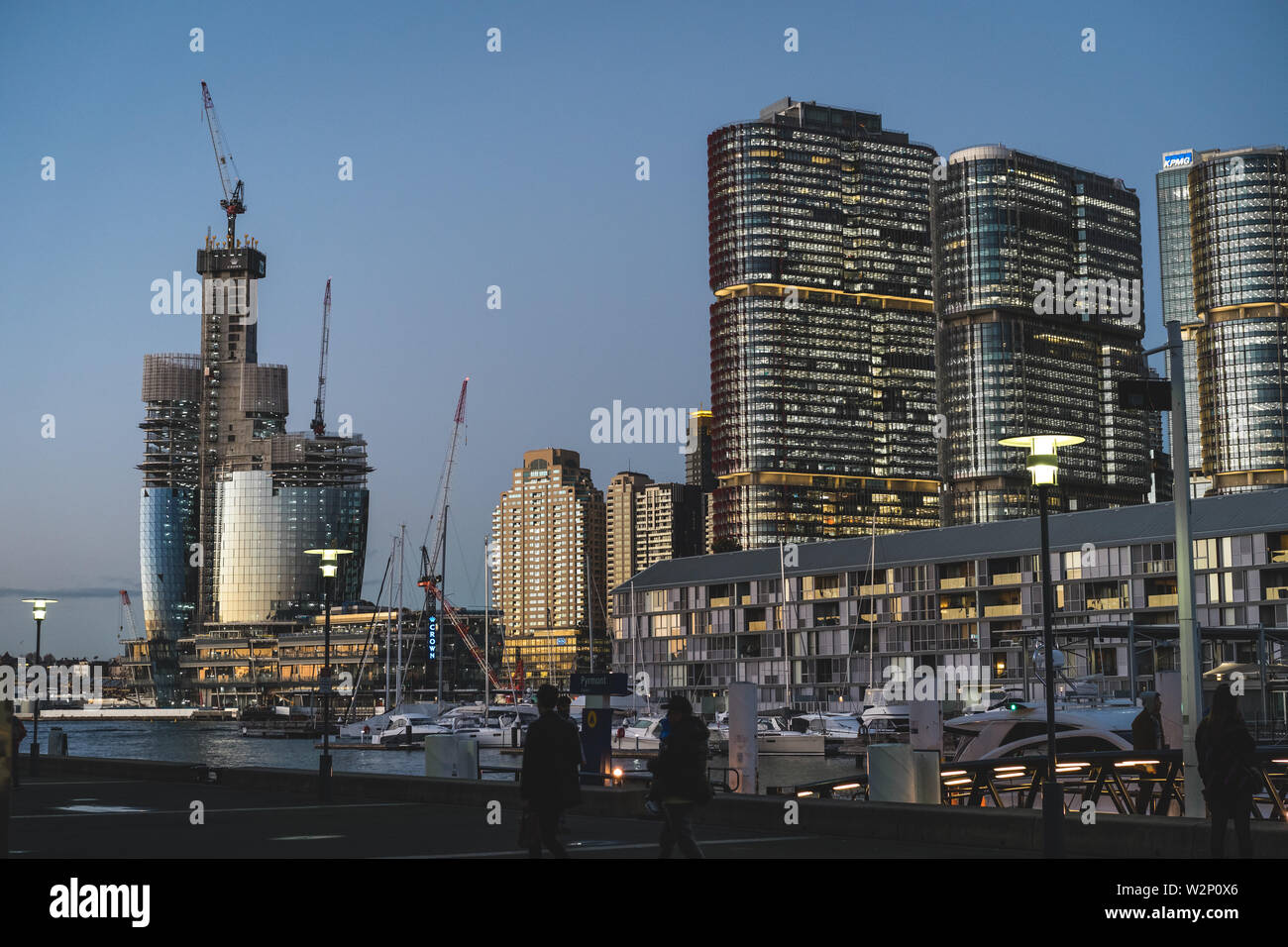 Pyrmont, New South Wales - 28. JUNI 2019: Fortschritte Bild des neuen Star Casino in Barangaroo, Sydney gebaut wird. Kurz nach Sonnenuntergang in der Dämmerung Geschossen. Stockfoto