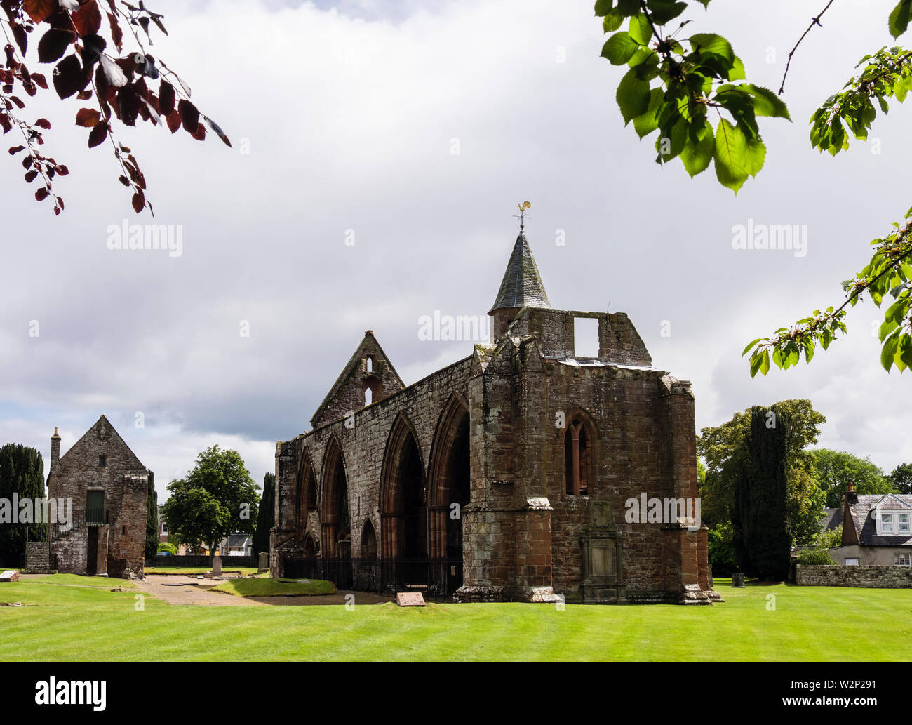 Kirche des hl. Petrus und des hl. Bonifatius gewölbten südlichen Seitenschiff mit Glockenturm der Kathedrale aus dem 13. Jahrhundert Ruinen. Fortrose Schottland Großbritannien Stockfoto