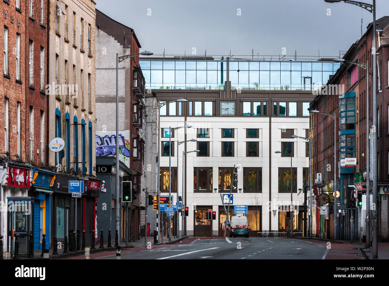 Die Stadt Cork, Cork, Irland. 06. April 2019. Ein Blick auf die Washington Street in die neue Capitol Building auf der Grand Parade in Cork, Irland. Stockfoto