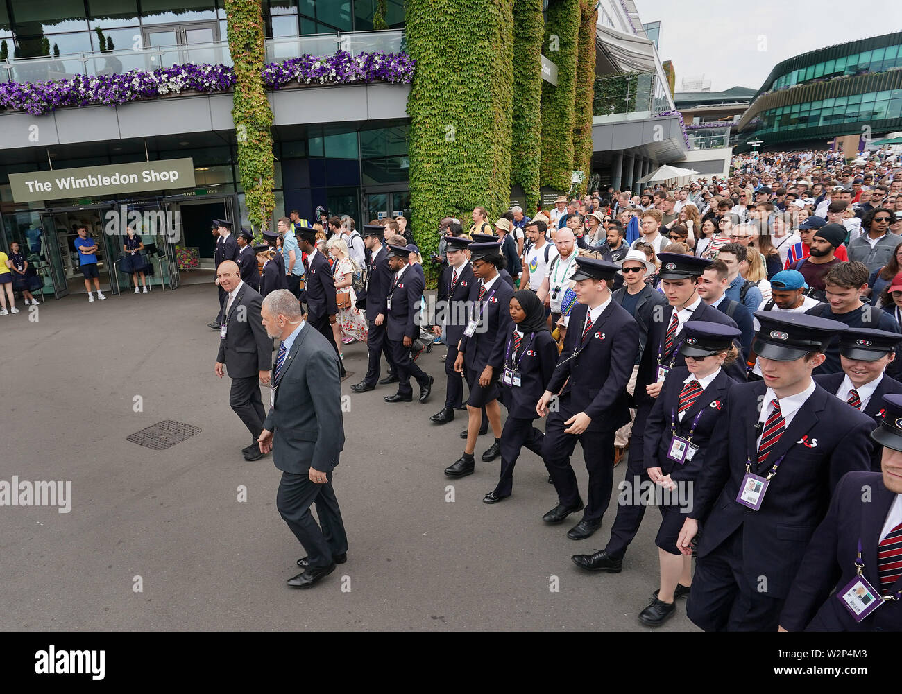 Zuschauer sind am Tag neun der Wimbledon Championships in der All England Lawn Tennis und Croquet Club, London geführt. Stockfoto