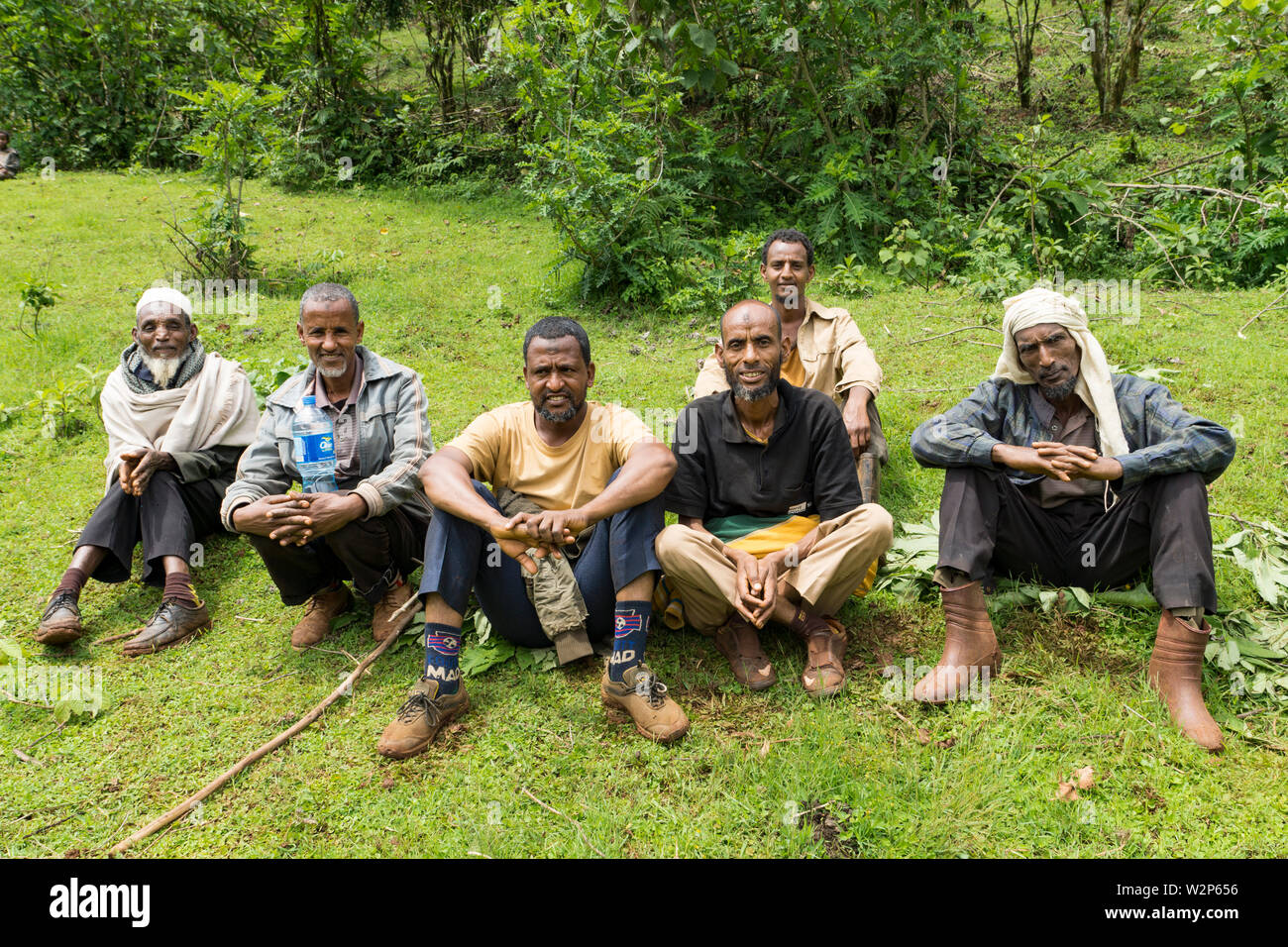 Gruppe muslimischer Bauern in einem Feld in Illubabor, Äthiopien sitzen Stockfoto