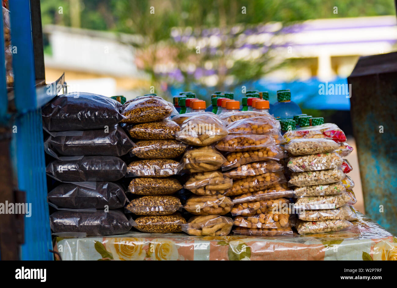 Nüsse, Getreide und Hülsenfrüchte auf Verkauf in einem Stall am Straßenrand in Bonga, Äthiopien Stockfoto