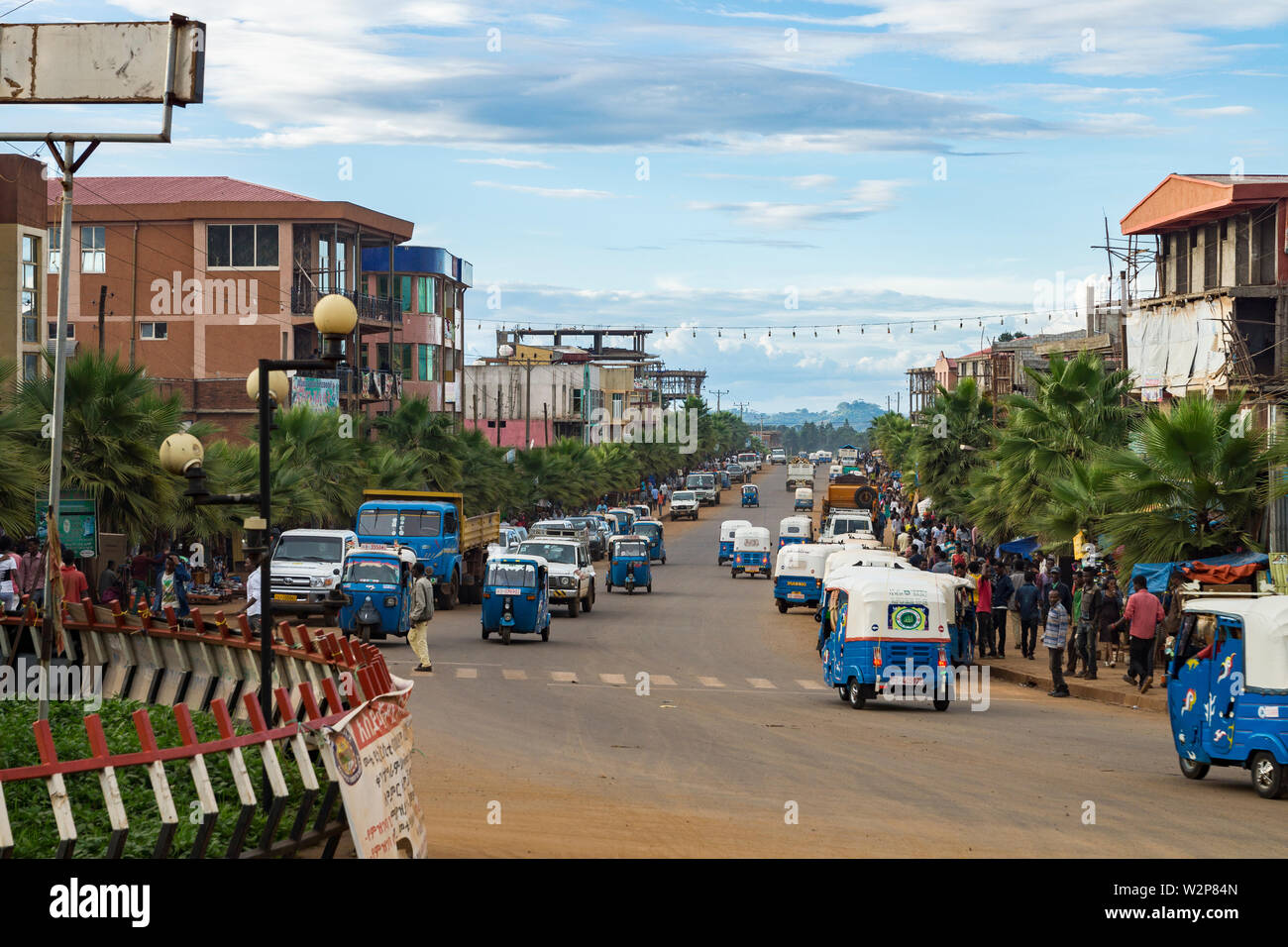 Hauptstraße in Metu Stadt, Ilubabor, Äthiopien, mit tuk tuk Taxis und Hochbau Stockfoto