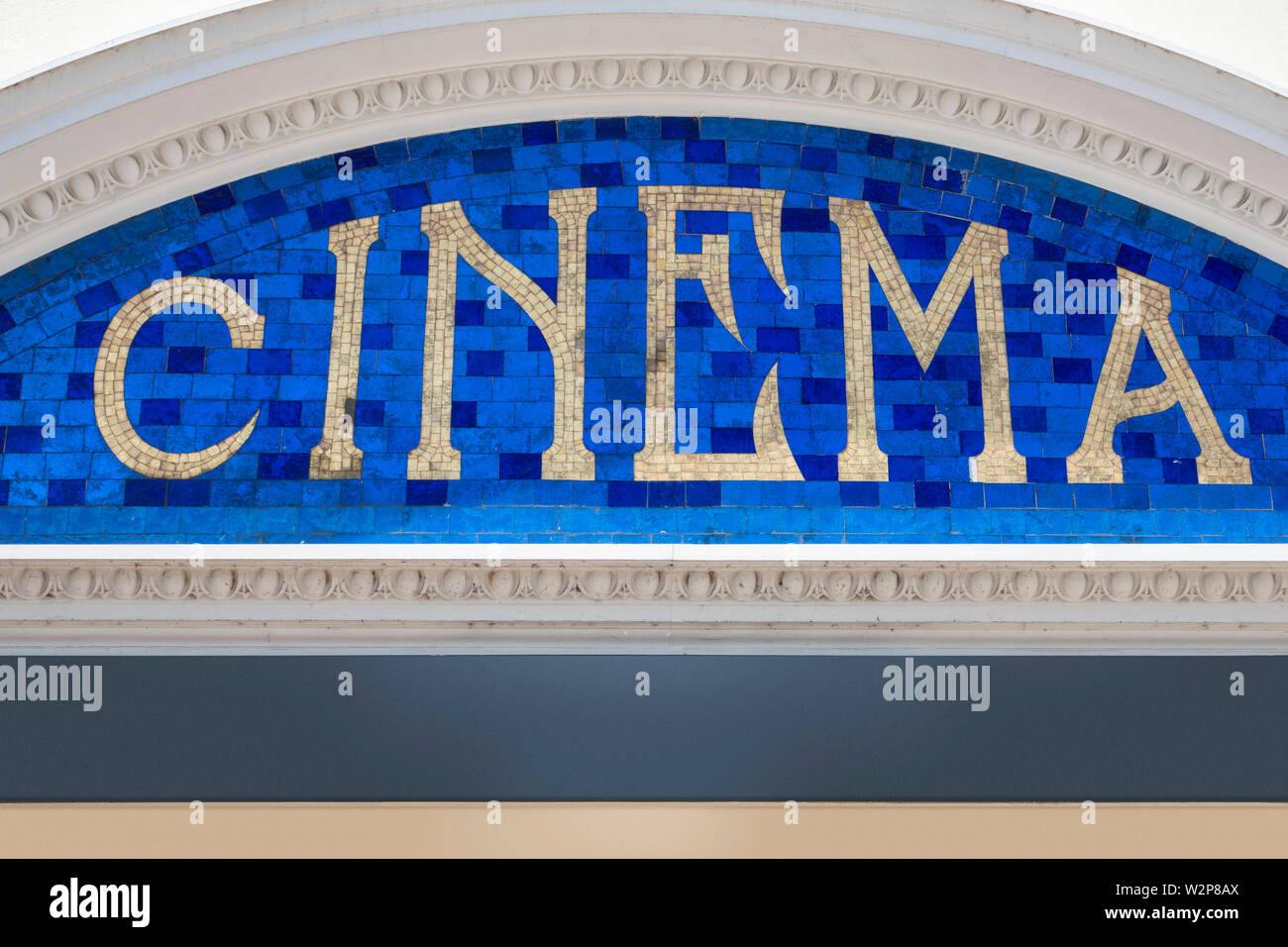 Ein Kino Fassade im Jugendstil Typ Gesicht in Weiß und Blau keramik Fliesen und Mosaike Stockfoto