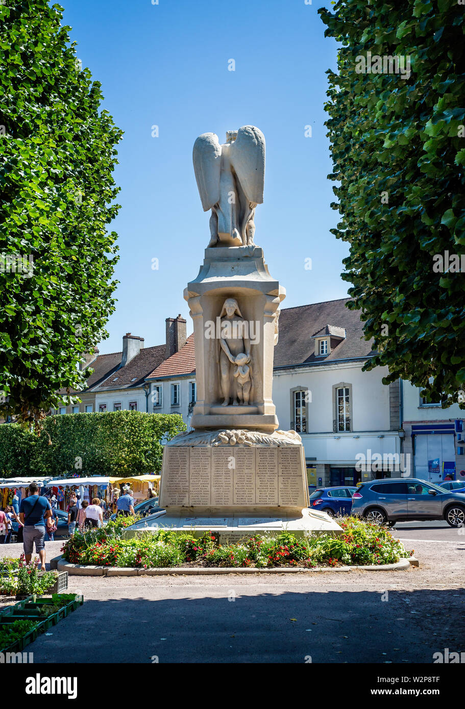 Kriegerdenkmal zum Gedenken an die Soldaten, die im Ersten und Zweiten Weltkrieg, Autun, Frankreich am 5. Juli 2019 Gestorben Stockfoto