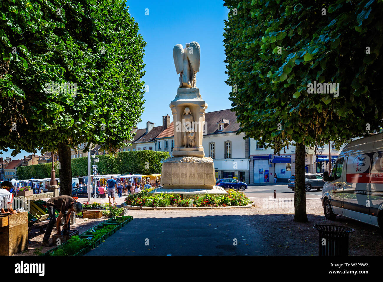 Kriegerdenkmal zum Gedenken an die Soldaten, die im Ersten und Zweiten Weltkrieg, Autun, Frankreich am 5. Juli 2019 Gestorben Stockfoto