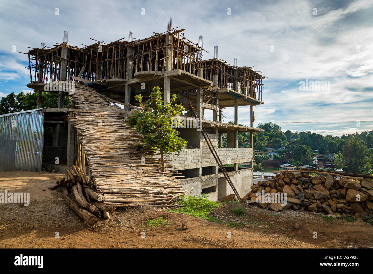 Gebäude im Bau mit Eukalyptus Holz Gerüst in Metu, Äthiopien Stockfoto