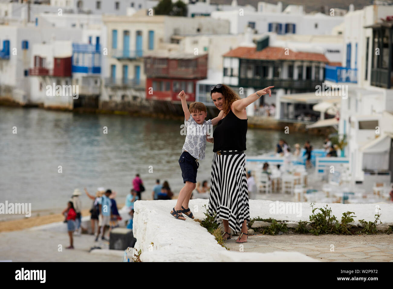 Mykonos, griechische Insel Mikonos, Teil der Kykladen, Griechenland. touristischen Hafen Wahrzeichen kleine Venedig ex Angeln am Wasser Häuser mit Balkonen h Stockfoto