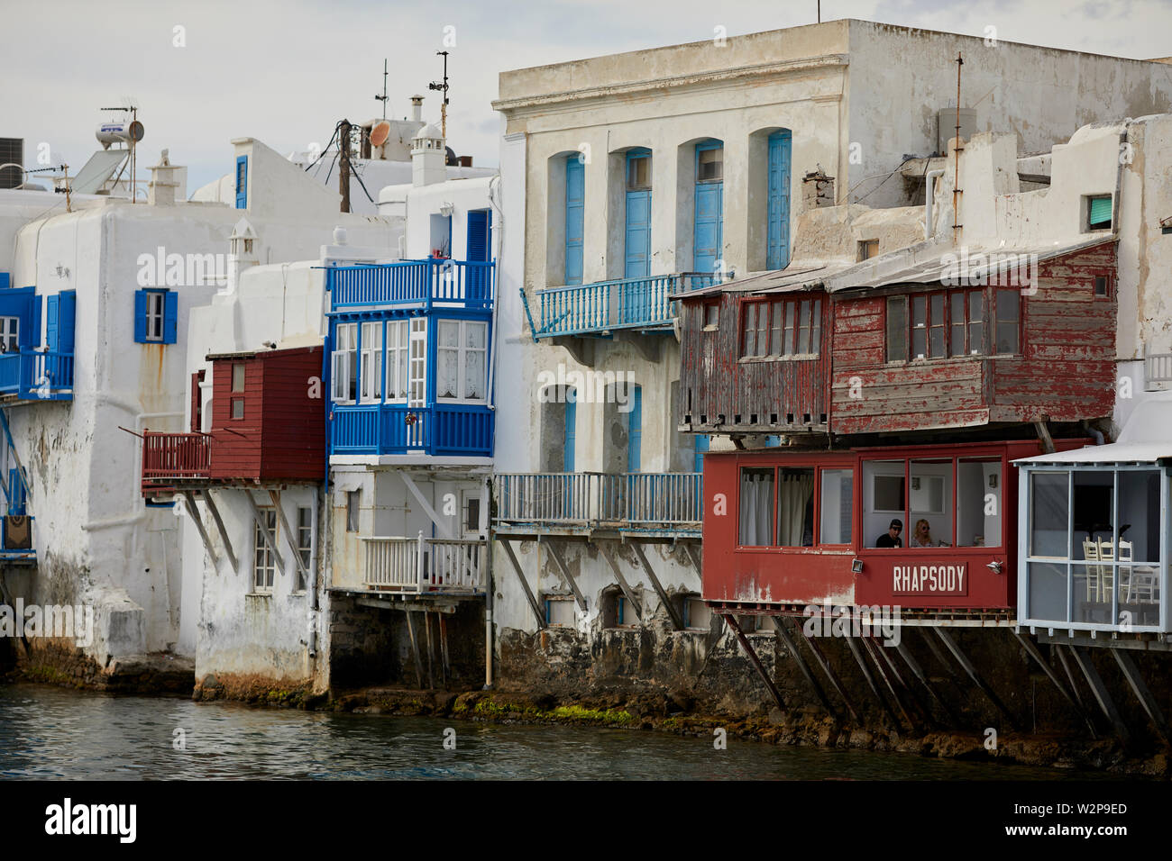 Mykonos, griechische Insel Mikonos, Teil der Kykladen, Griechenland. touristischen Hafen Wahrzeichen kleine Venedig ex Angeln am Wasser Häuser mit Balkonen h Stockfoto