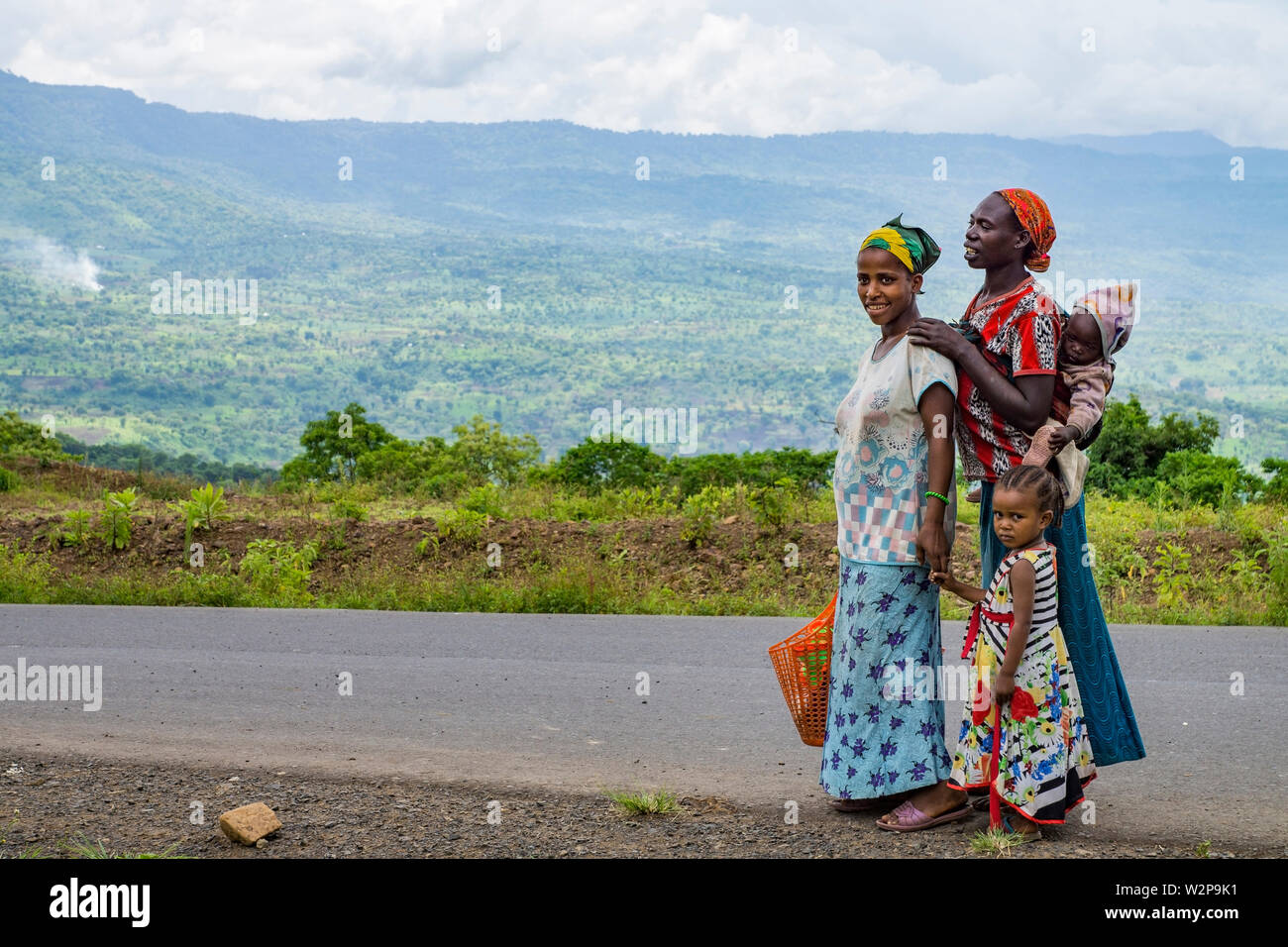 Zwei junge Frauen, die ein kleines Kind auf dem Weg zu einem Markt in der Nähe von Mizan Teferi, Sitzbank Maji, Äthiopien Stockfoto
