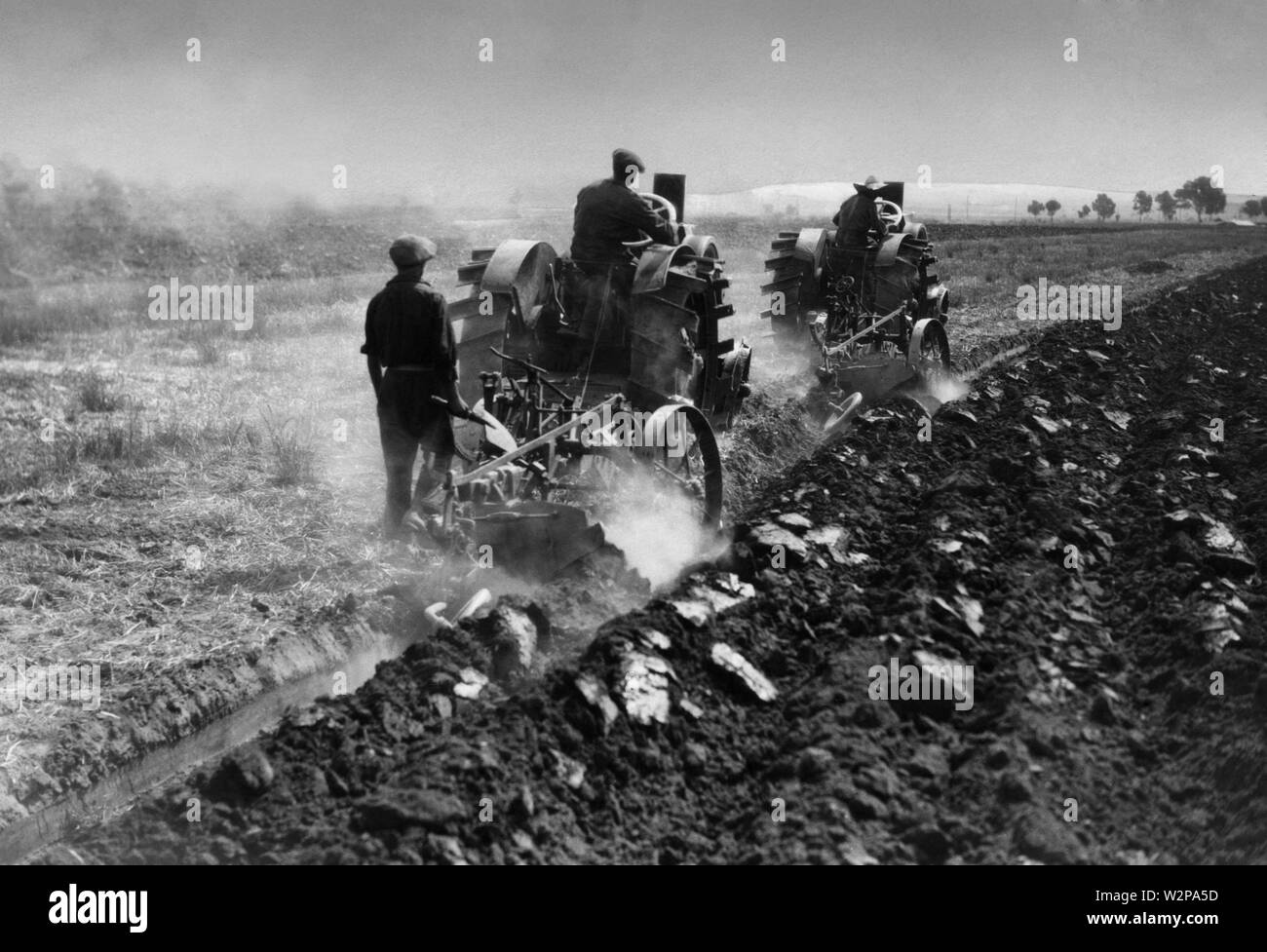 Latium, Pflügen mit Traktoren des zurückgeforderten Land, 1920-30 Stockfoto