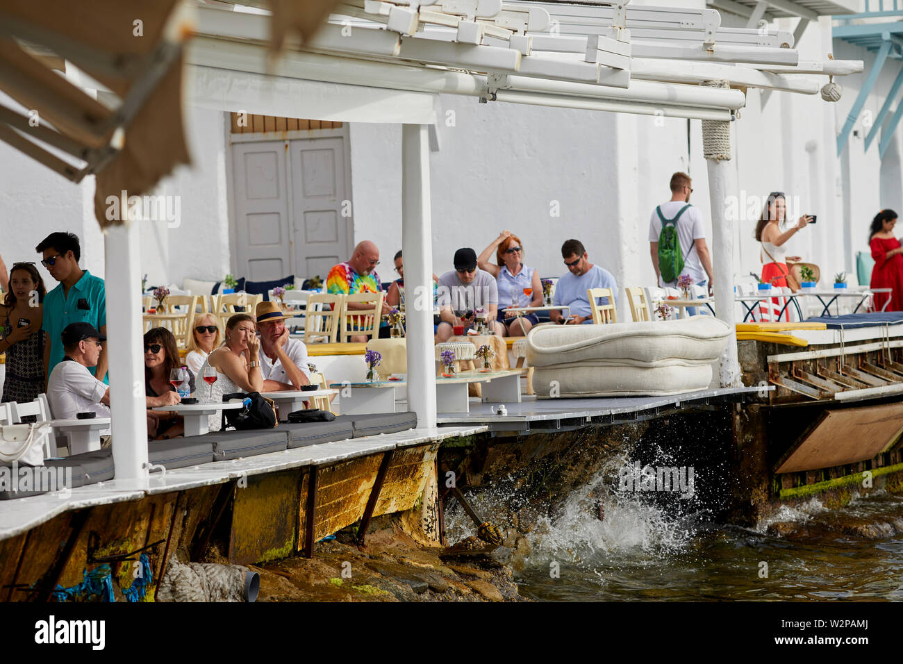 Mykonos, griechische Insel Mikonos, Teil der Kykladen, Griechenland. touristischen Hafen Wahrzeichen kleine Venedig ex Angeln am Wasser Häuser mit Balkonen h Stockfoto