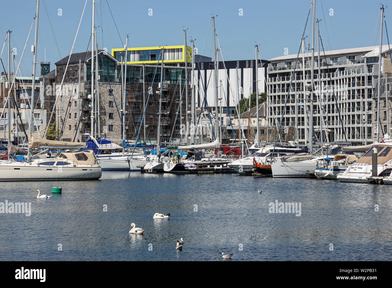 Plymouth Sutton Harbour, inneren Becken, Yachten in einer sicheren Zufluchtsort. Im Hintergrund die Skybar im neuen British Land Unterhaltung kann t gesehen werden. Stockfoto