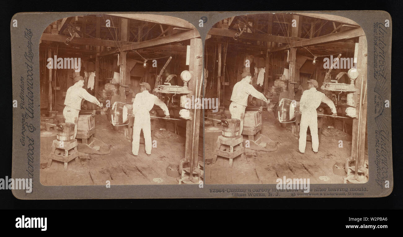 Schneiden eines Kanister von Blow-Leitung nach dem Verlassen der Form.; Underwood & Underwood Stereographs der verarbeitenden Industrie, 1- und 12-Liter Glas glasballons. Glas Works, N. J., Bild 3 - Schneiden einen Kanister von Blow-Leitung nach dem Verlassen der Form. Diese stereographs wurden erstellt und als Satz für die pädagogische Nutzung von Underwood & Underwood, ein Hersteller von stereoskopischen Bildern und Ausstattung verkauft. Dieses Set wurde zwischen 1895, als die pädagogische Einheit gegründet, und 1921, als das Unternehmen verkauft wurde. Stockfoto