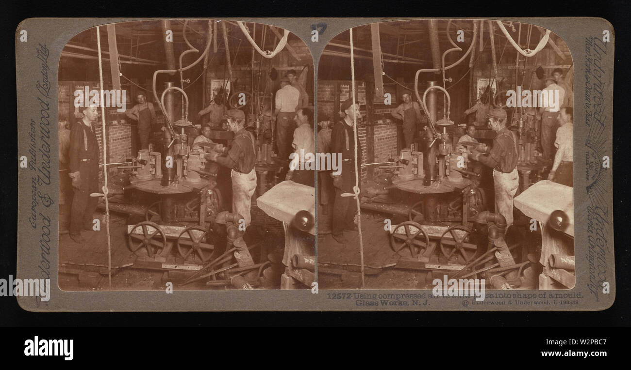 Mit Druckluft Glas in Form einer Form zu sprengen.; Underwood & Underwood Stereographs der verarbeitenden Industrie, Set 4 - durchgebrannt - Glasflaschen. Glas Works, N. J., Bild 17 - Mit Druckluft Glas in Form eines Werkzeugs in die Luft zu sprengen. Diese stereographs wurden erstellt und als Satz für die pädagogische Nutzung von Underwood & Underwood, ein Hersteller von stereoskopischen Bildern und Ausstattung verkauft. Dieses Set wurde zwischen 1895, als die pädagogische Einheit gegründet, und 1921, als das Unternehmen verkauft wurde. Stockfoto