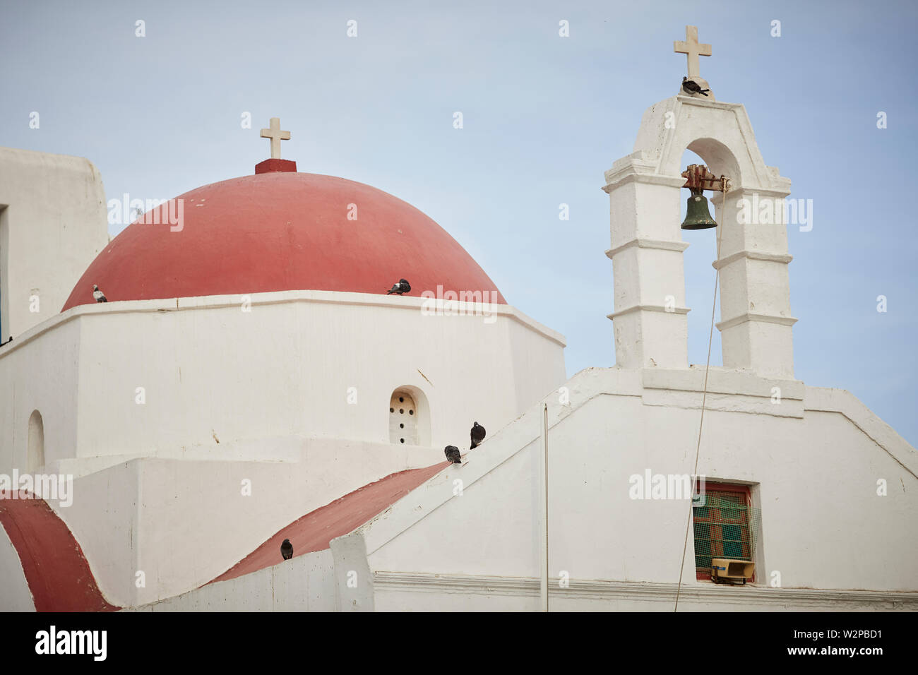 Mykonos, griechische Insel Mikonos, Teil der Kykladen, Griechenland. Wahrzeichen Agia Anna Kirche Red Roof Dome im Hafen Stockfoto