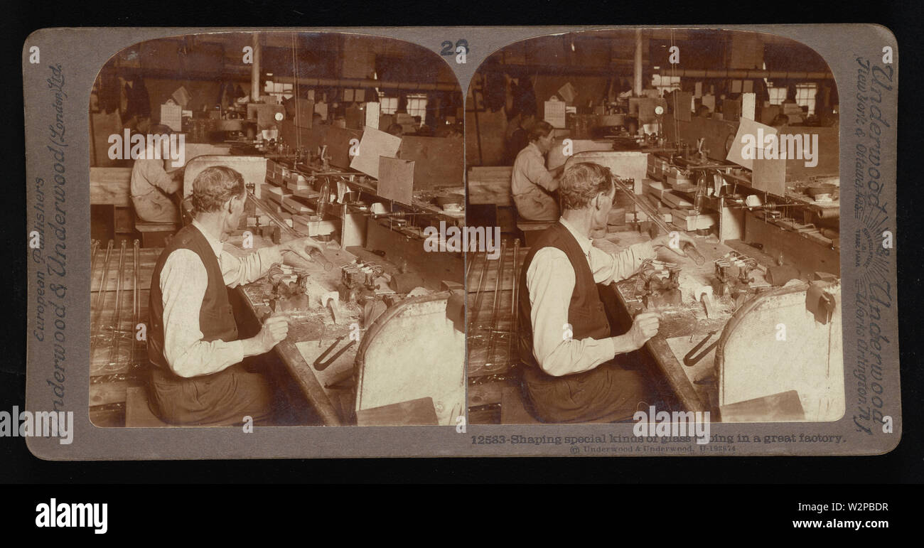 Gestaltung spezielle Arten von Glasröhren in einer großen Fabrik.; Underwood & Underwood Stereographs der verarbeitenden Industrie, Set 3 - Glasröhren und Pipetten, Bild 15-Gestaltung spezielle Arten von Glasröhren in einer großen Fabrik. Diese stereographs wurden erstellt und als Satz für die pädagogische Nutzung von Underwood & Underwood, ein Hersteller von stereoskopischen Bildern und Ausstattung verkauft. Dieses Set wurde zwischen 1895, als die pädagogische Einheit gegründet, und 1921, als das Unternehmen verkauft wurde. Stockfoto