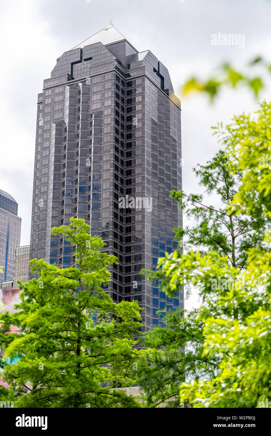 Dallas, USA - Juni 7, 2019: Downtown Stadtbild Gebäude Turm in der Stadt in der Nähe von Warren Klyde Park namens Trammell Crow Center Stockfoto