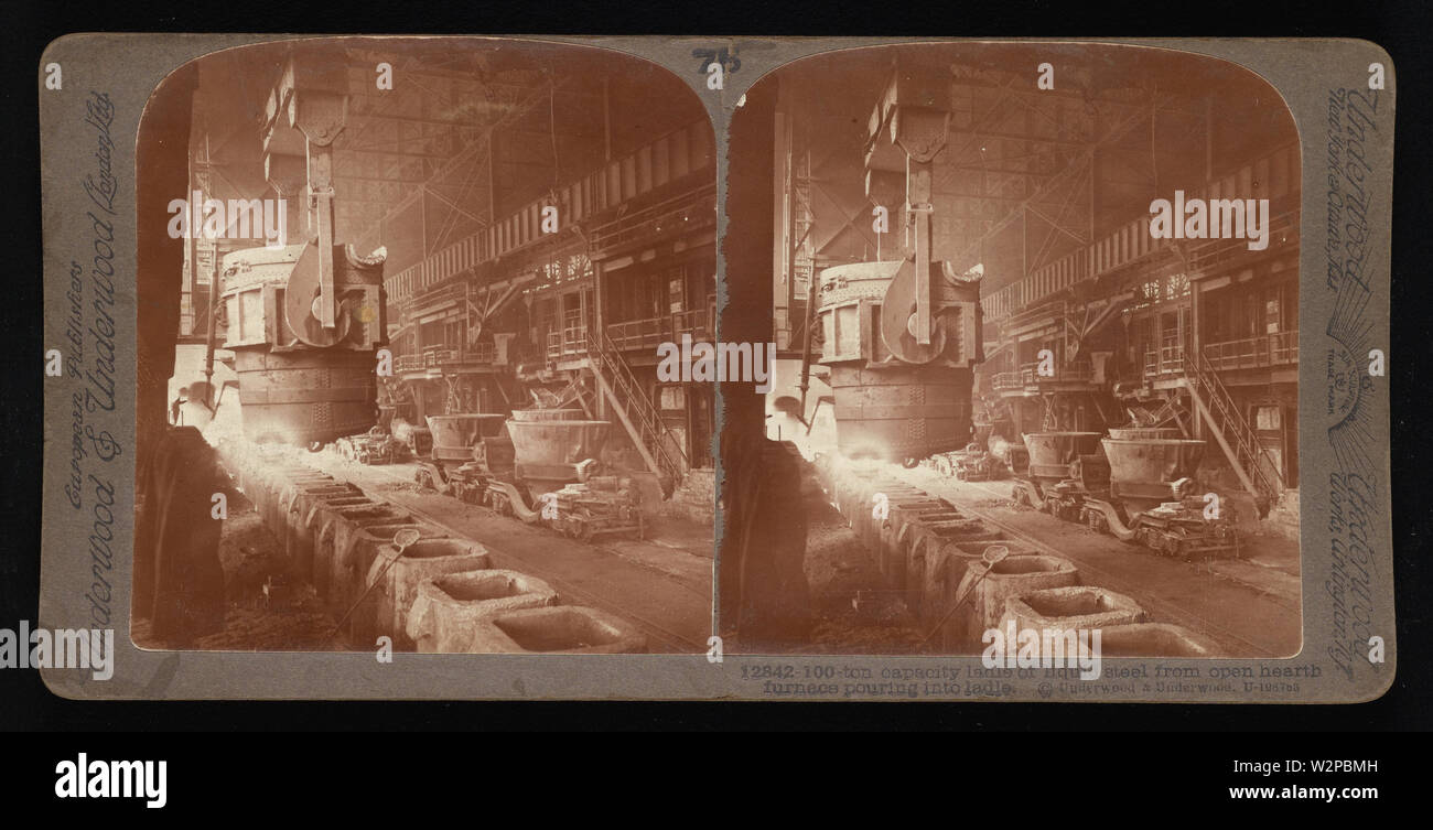 100 Tonnen Tragkraft Schöpfkelle von flüssigem Stahl aus offenen Kamin Ofen in die Pfanne gießen.; Underwood & Underwood Stereographs der verarbeitenden Industrie, Set 5 - Eisen und Stahl durch mehrere Prozesse, Bild 34 - 100 Tonnen Tragkraft Schöpfkelle von flüssigem Stahl aus offenen Kamin Ofen in die Pfanne gießen. Diese stereographs wurden erstellt und als Satz für die pädagogische Nutzung von Underwood & Underwood, ein Hersteller von stereoskopischen Bildern und Ausstattung verkauft. Dieses Set wurde zwischen 1895, als die pädagogische Einheit gegründet, und 1921, als das Unternehmen verkauft wurde. Stockfoto