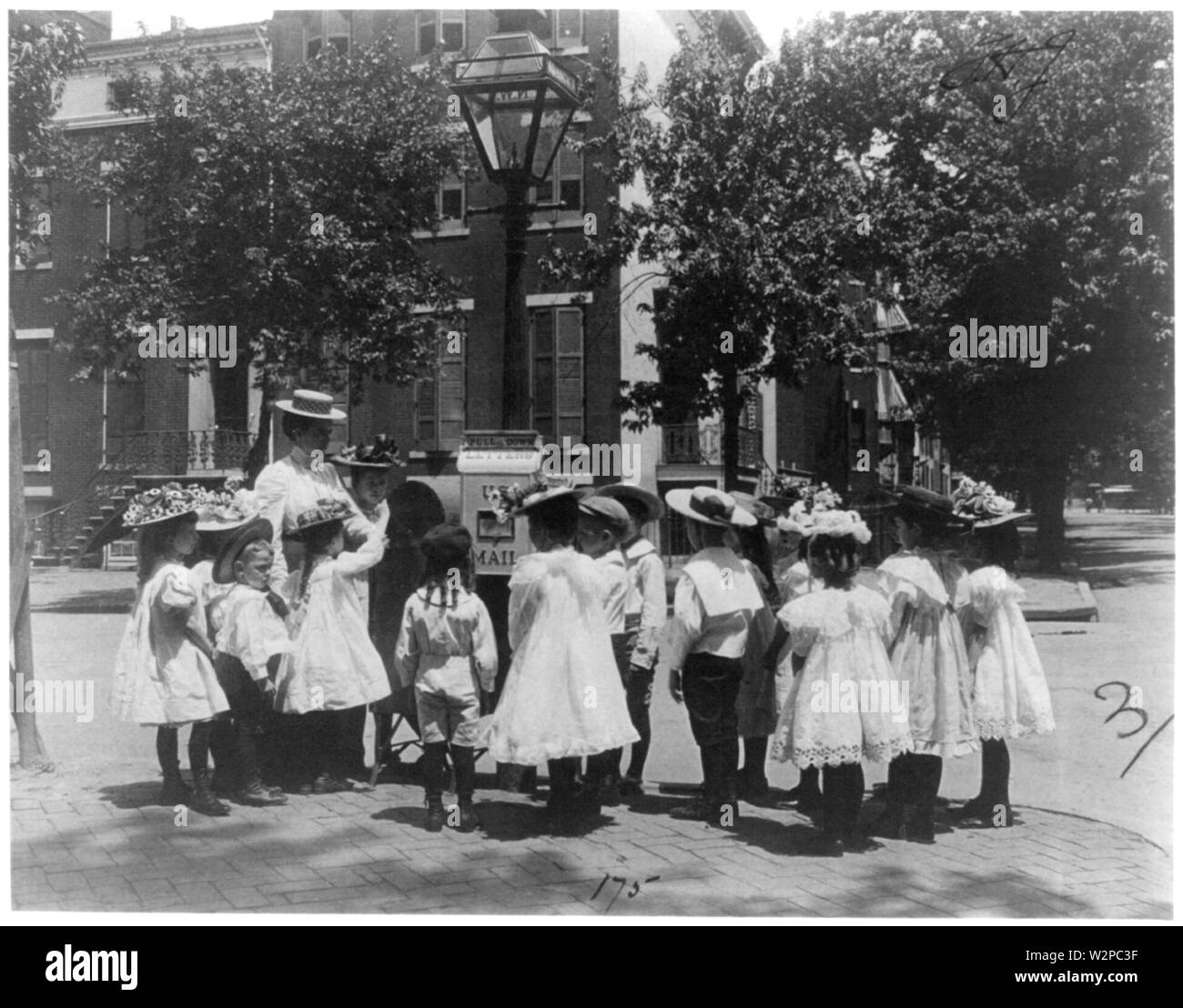 2. Aufteilung der Schule Schülerinnen und Schüler die Prüfung mail box Stockfoto