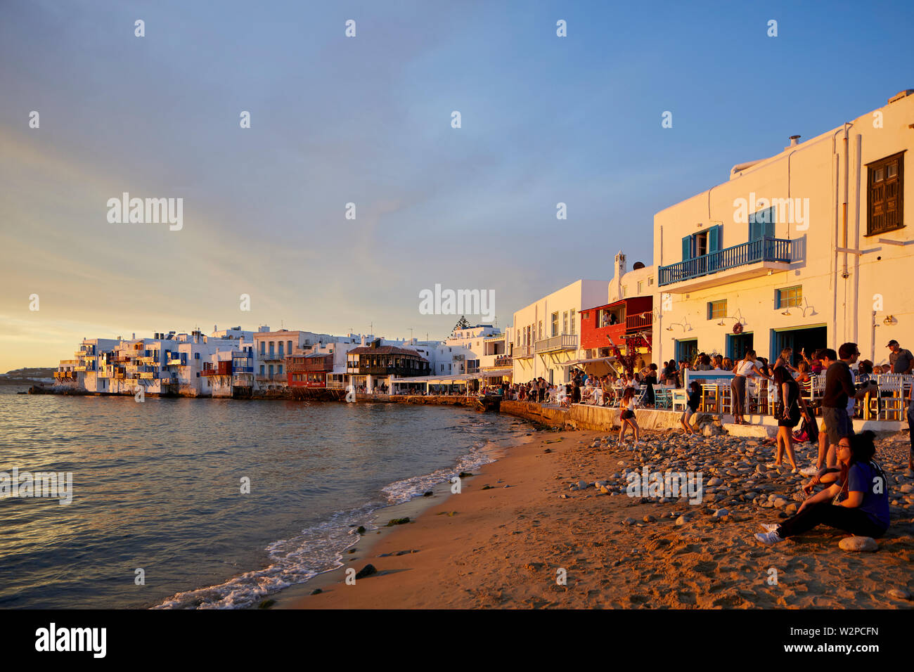 Mykonos, griechische Insel Mikonos, Teil der Kykladen, Griechenland. touristischen Hafen Wahrzeichen kleine Venedig ex Angeln am Wasser Häuser mit Balkonen h Stockfoto